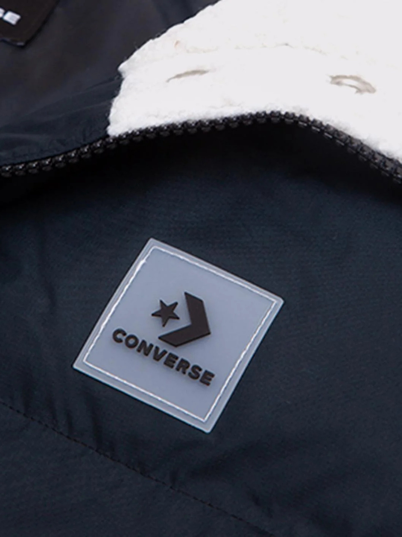 Куртки и дубленки CONVERSE Commercial Short Down модель 10025204-001 Фото