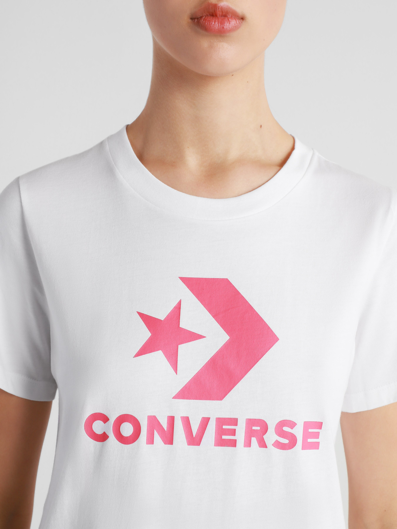 Футболки и поло CONVERSE Center Front Logo модель 10018569-101 Футболки и поло CONVERSE Center Front Logo модель 10018569-101 Фото