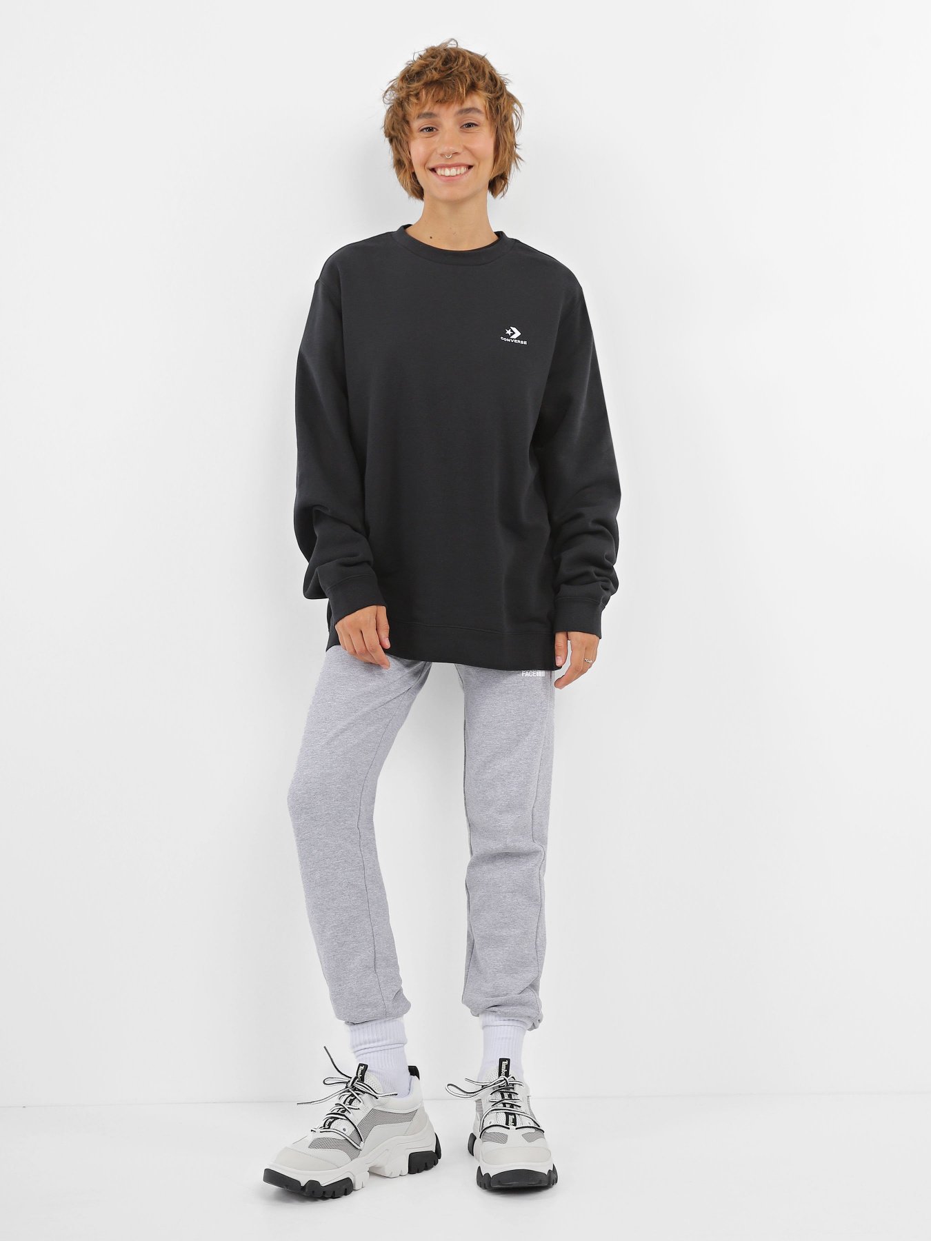 Худі та світшоти CONVERSE Star Chevron Crew Vitality модель 10024510-001 Фото