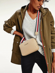 Сумки Tommy Hilfiger Iconic Metal Logo модель AW0AW08608-AEG Фото