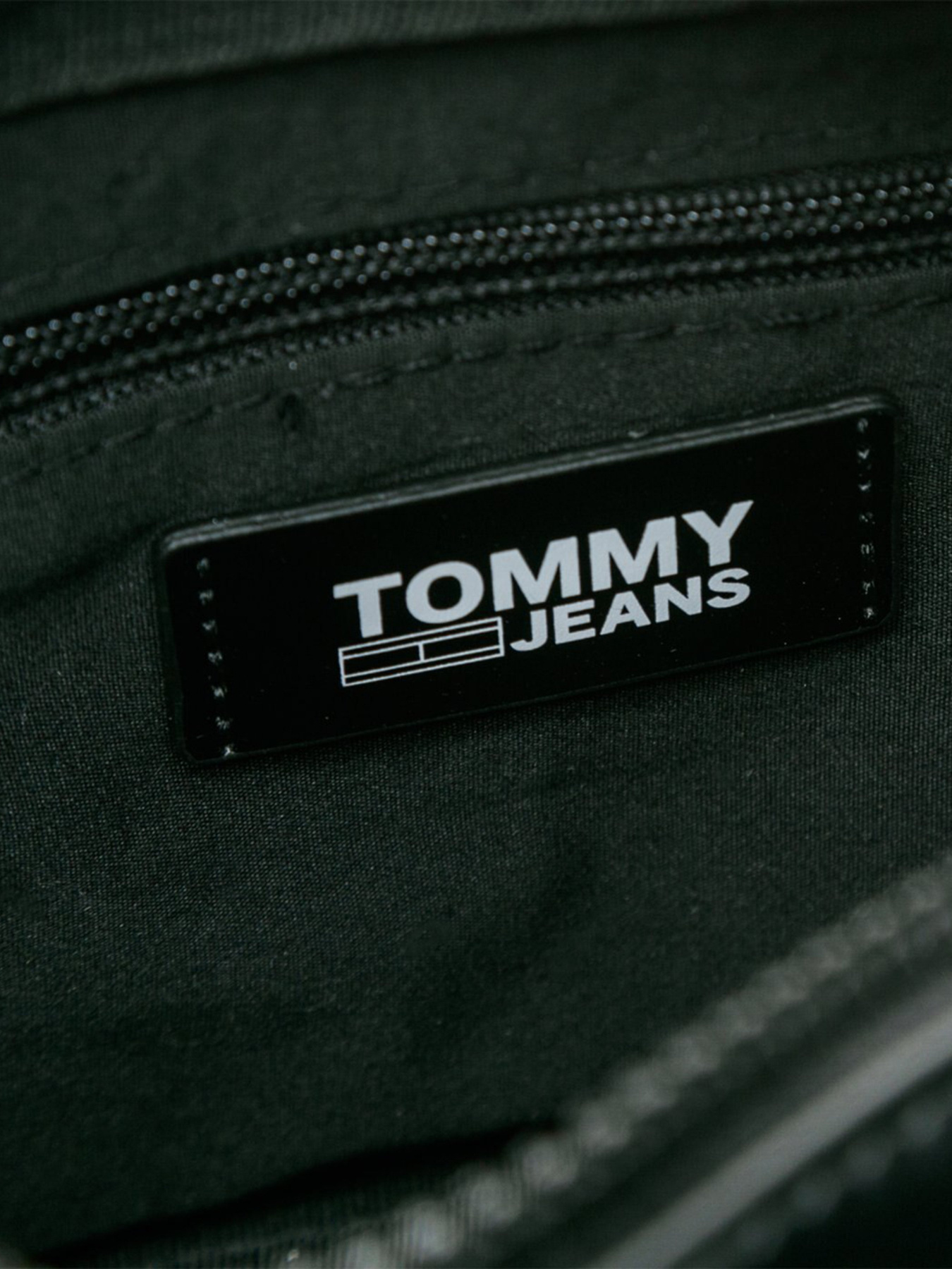 Сумки Tommy Hilfiger New Gen модель AW0AW08566-BDS Сумки Tommy Hilfiger New Gen модель AW0AW08566-BDS Фото