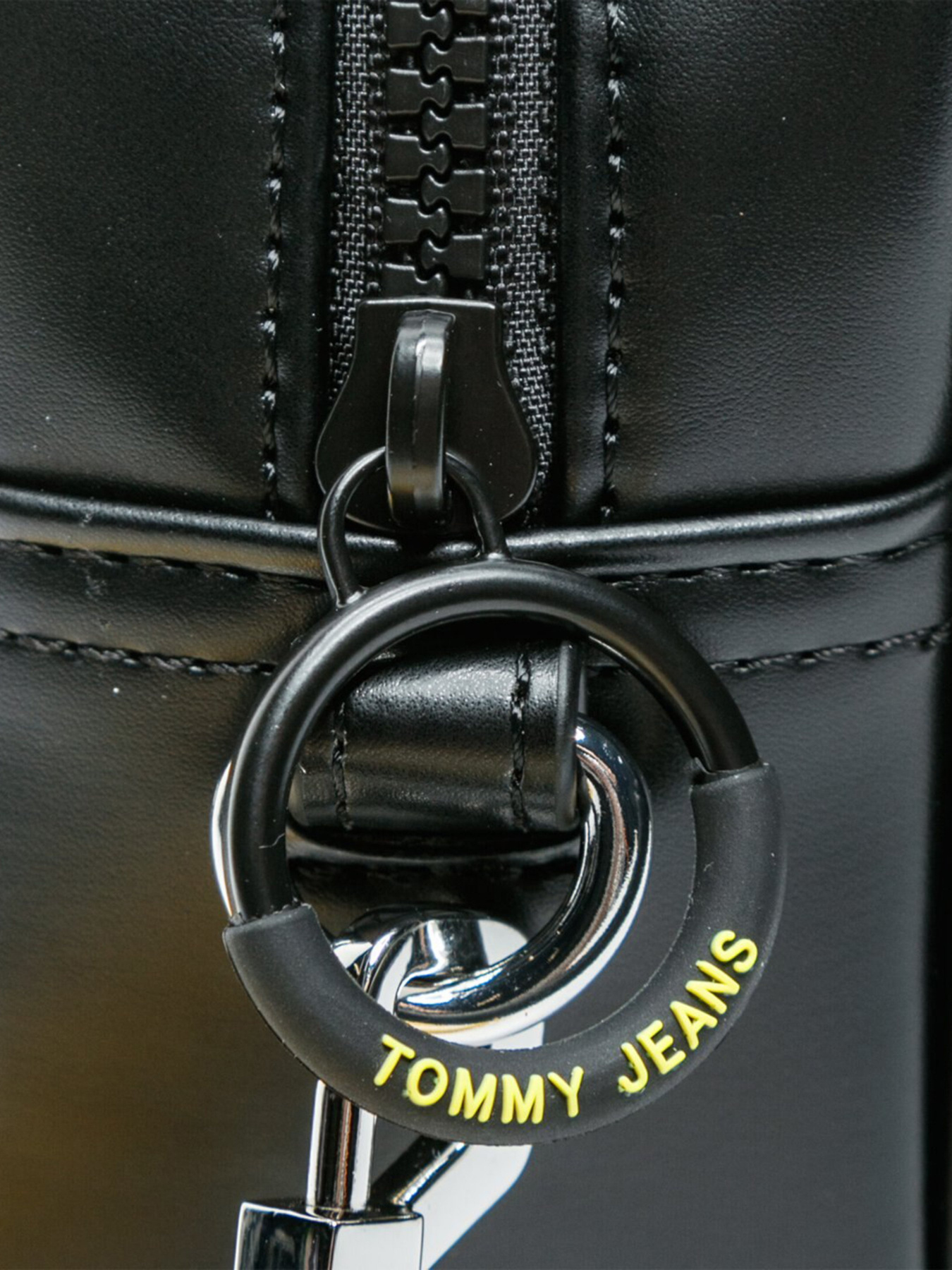 Сумки Tommy Hilfiger New Gen модель AW0AW08566-BDS Сумки Tommy Hilfiger New Gen модель AW0AW08566-BDS Фото