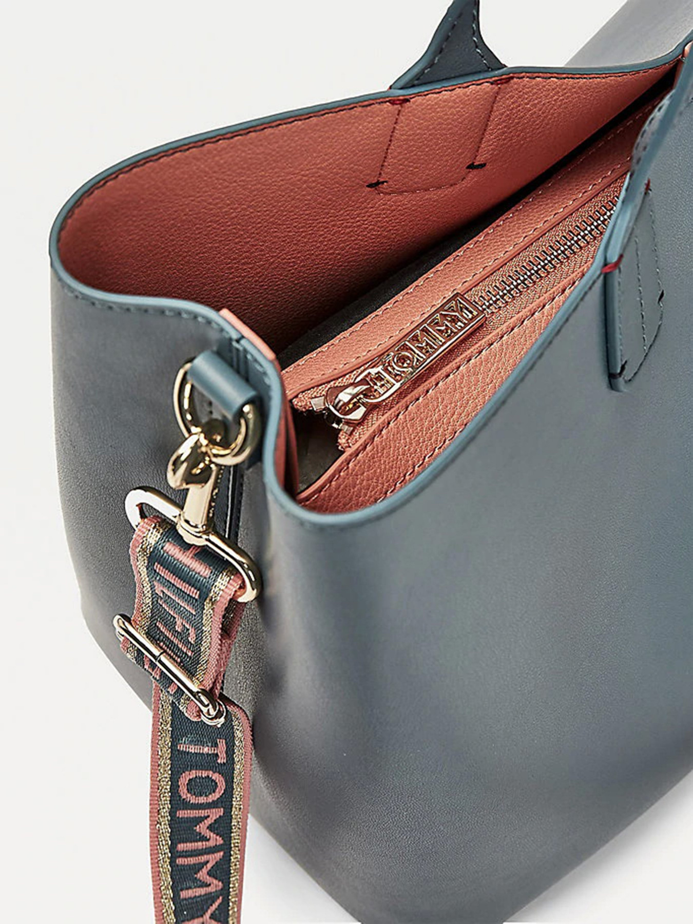 Сумки Tommy Hilfiger Iconic модель AW0AW08812-DA4 Сумки Tommy Hilfiger Iconic модель AW0AW08812-DA4 Фото