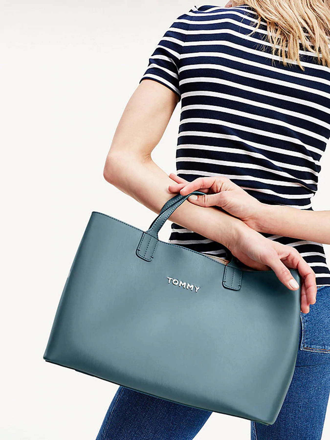 Сумки Tommy Hilfiger Iconic модель AW0AW08812-DA4 Сумки Tommy Hilfiger Iconic модель AW0AW08812-DA4 Фото
