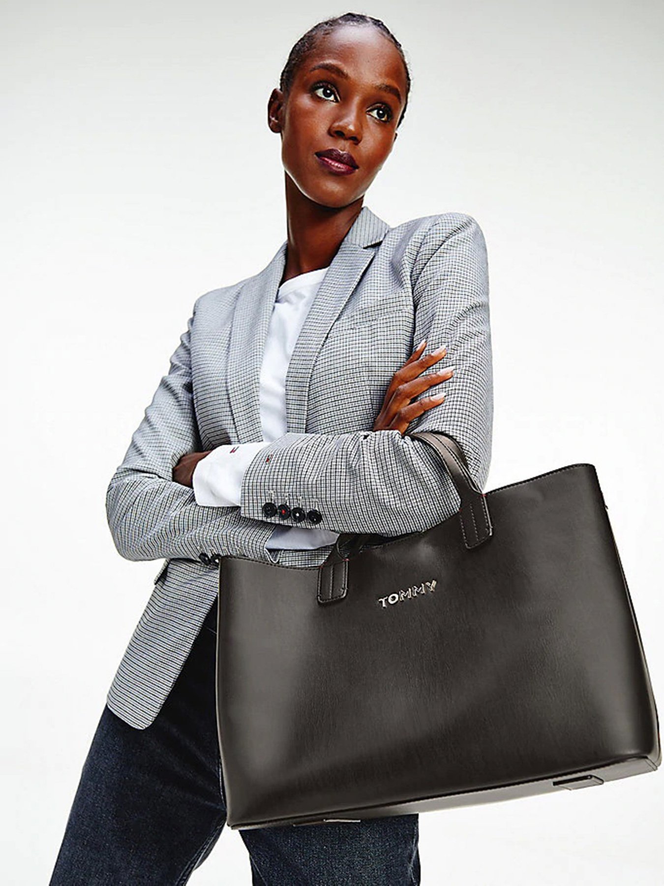 Сумки Tommy Hilfiger Iconic модель AW0AW08812-0GJ Фото