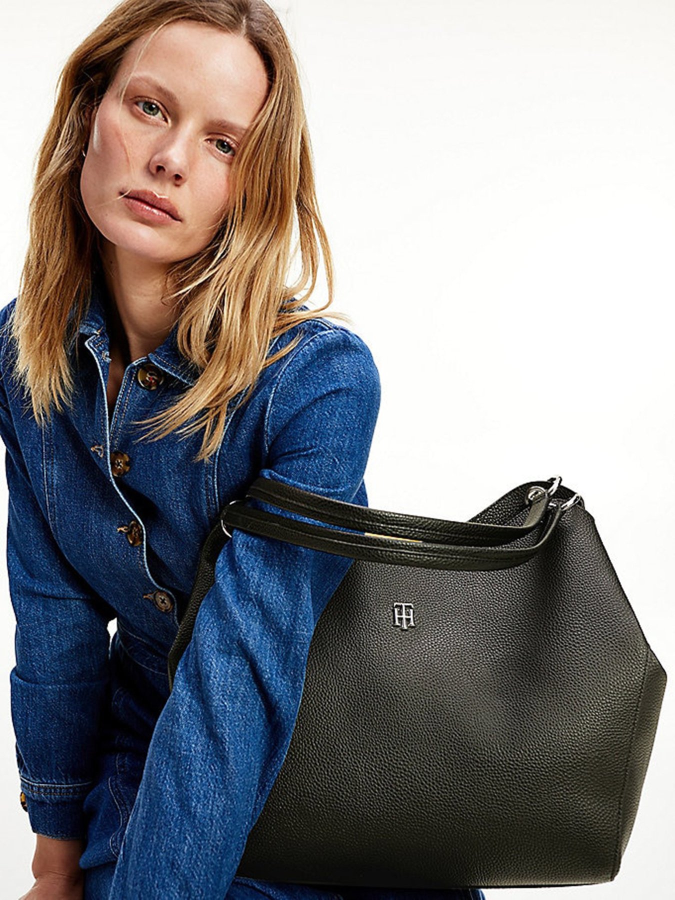 Сумки Tommy Hilfiger Essence модель AW0AW08843-0GJ Сумки Tommy Hilfiger Essence модель AW0AW08843-0GJ Фото