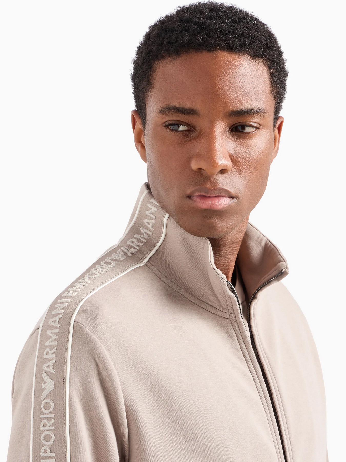 Худи и свитшоты Emporio Armani модель 3D1M69-1JHSZ-0650 Худи и свитшоты Emporio Armani модель 3D1M69-1JHSZ-0650 Фото