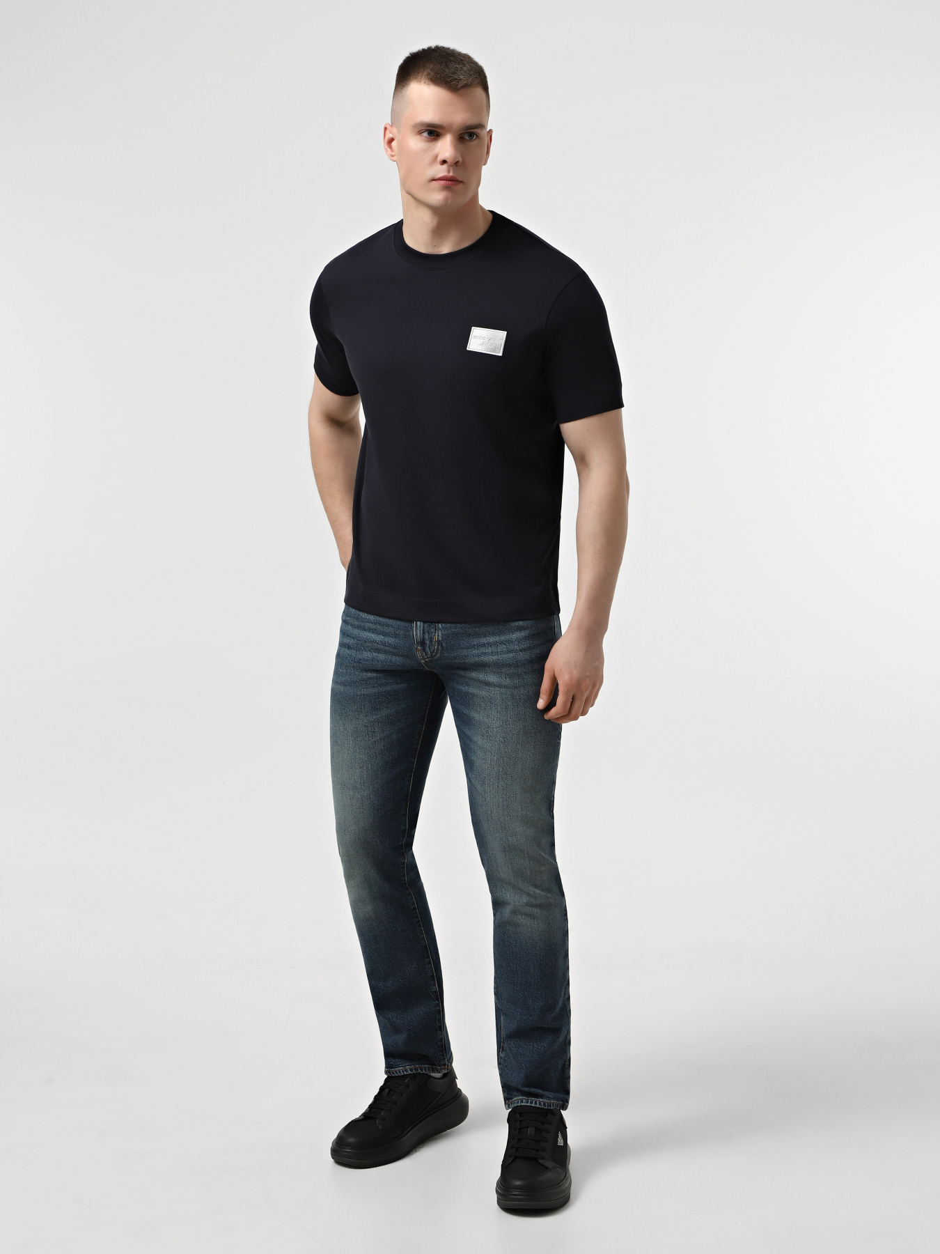 Джинси Emporio Armani модель EM001370-AF13277-MB002 Джинси Emporio Armani модель EM001370-AF13277-MB002 Фото