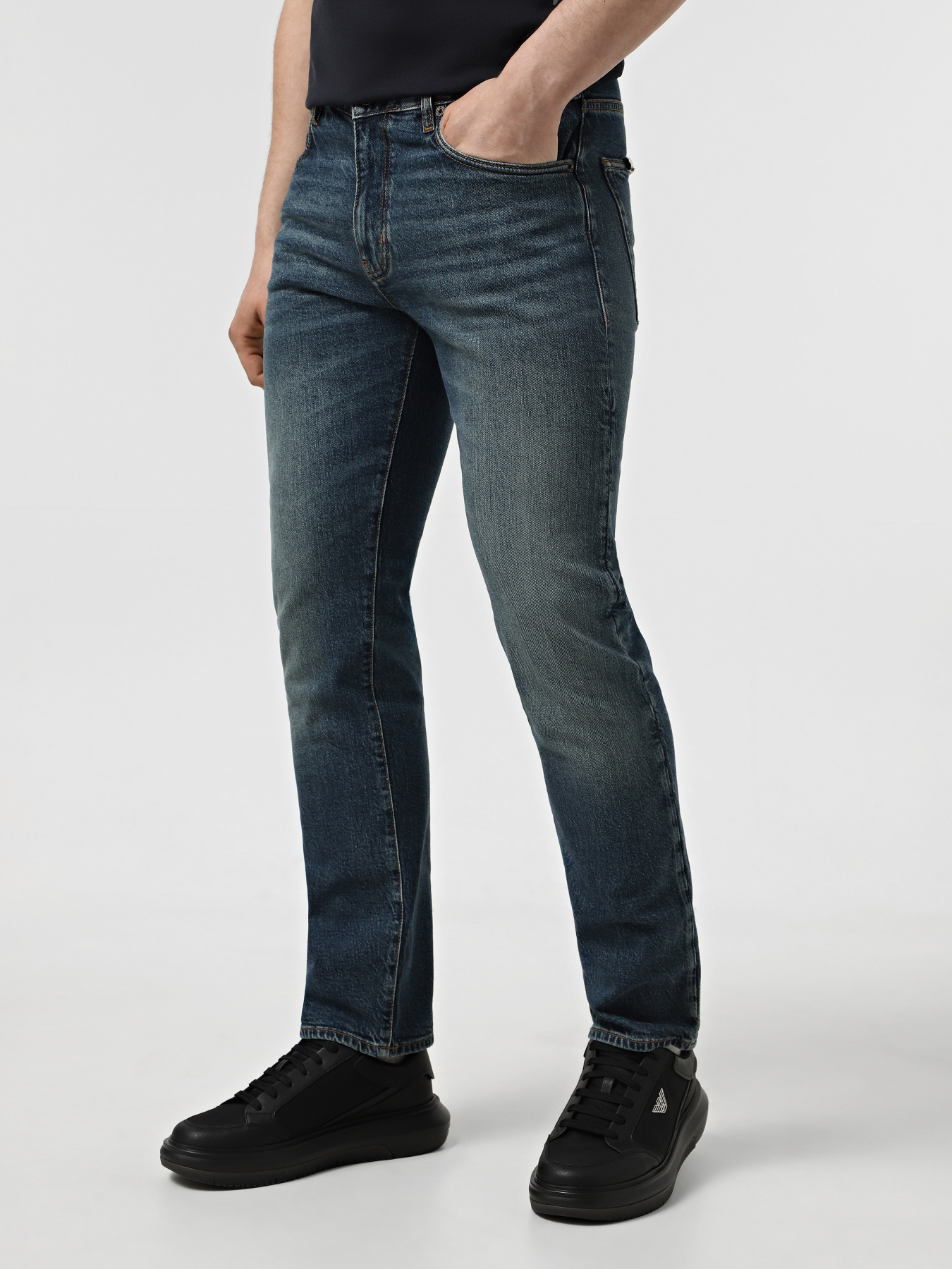 Джинси Emporio Armani модель EM001370-AF13277-MB002 Джинси Emporio Armani модель EM001370-AF13277-MB002 Фото