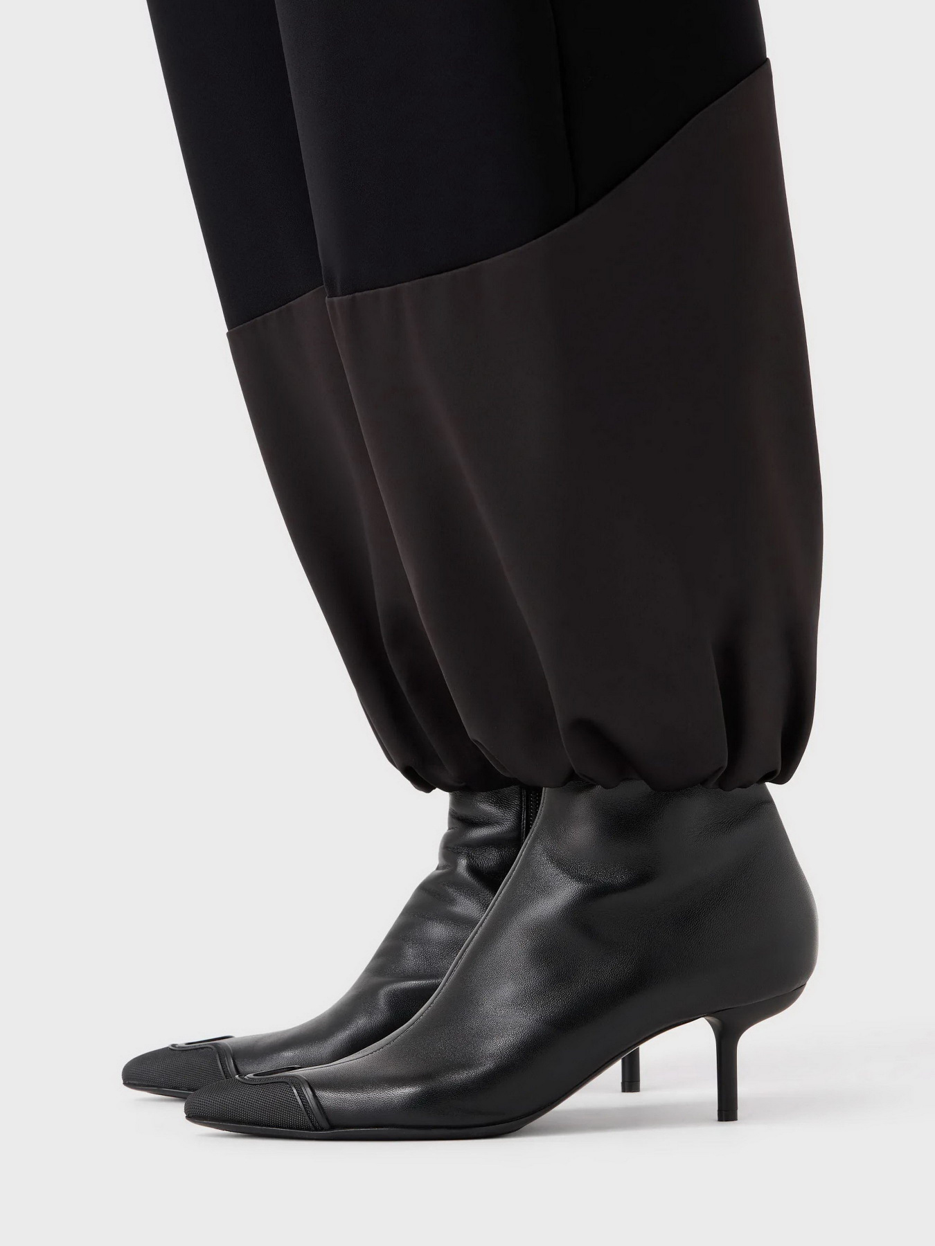 Штани Emporio Armani модель H4NP1B-2NWAZ-0999 Штани Emporio Armani модель H4NP1B-2NWAZ-0999 Фото