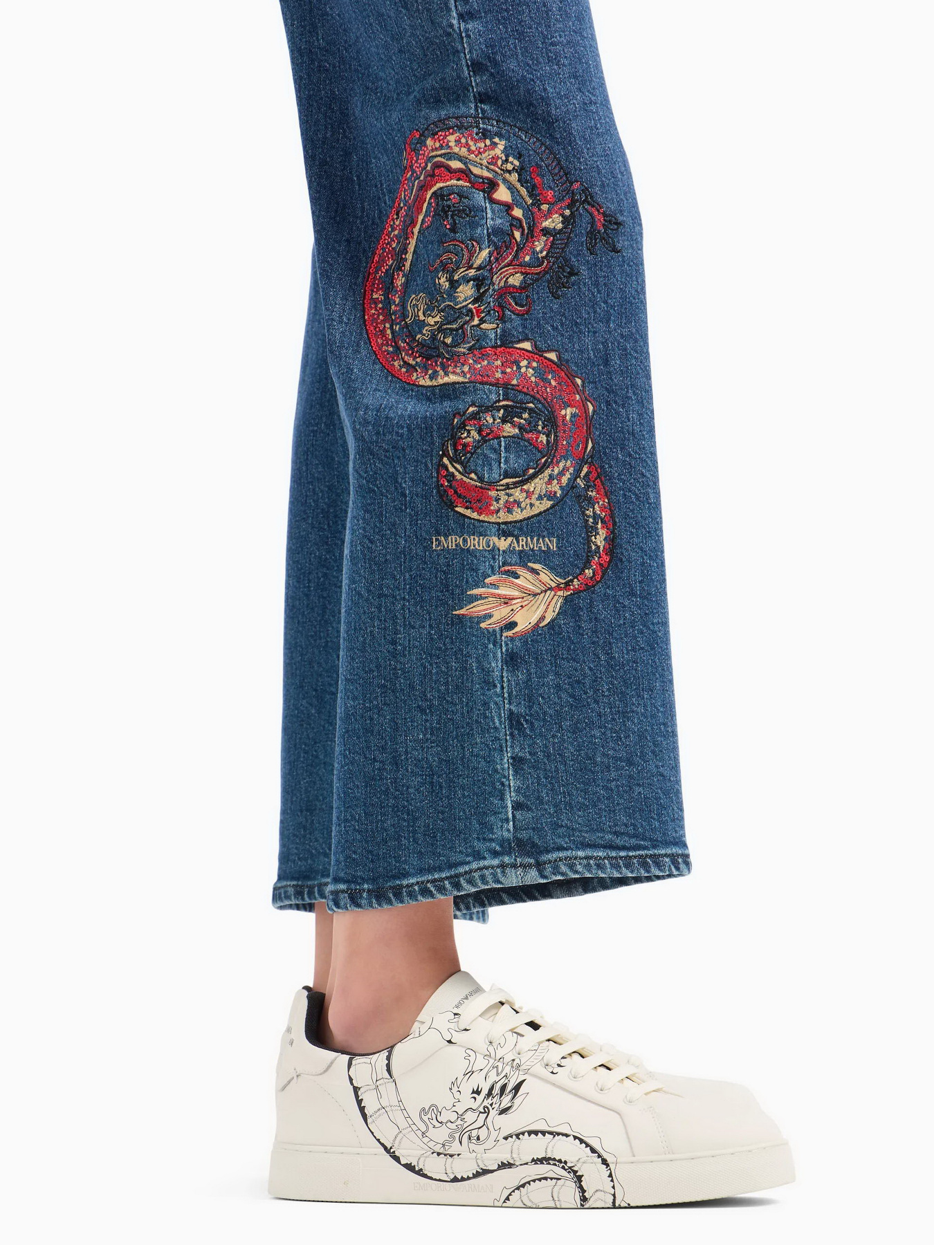 Джинсы Emporio Armani Chinese New Year модель EW000019-AF10008-MB001 Фото