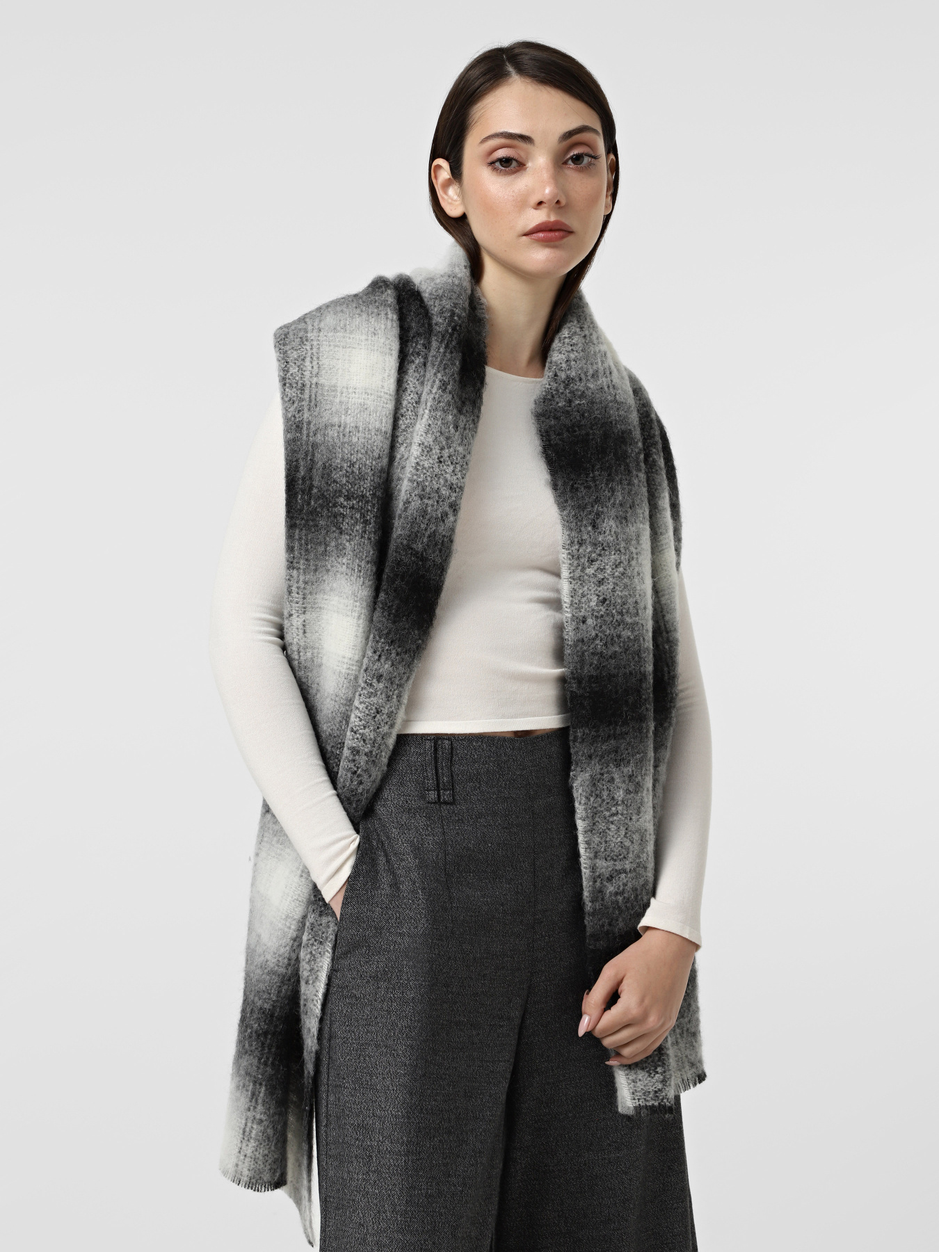 Шарфи та хустки Emporio Armani модель EW003171-AF20050-FC024 Шарфи та хустки Emporio Armani модель EW003171-AF20050-FC024 Фото