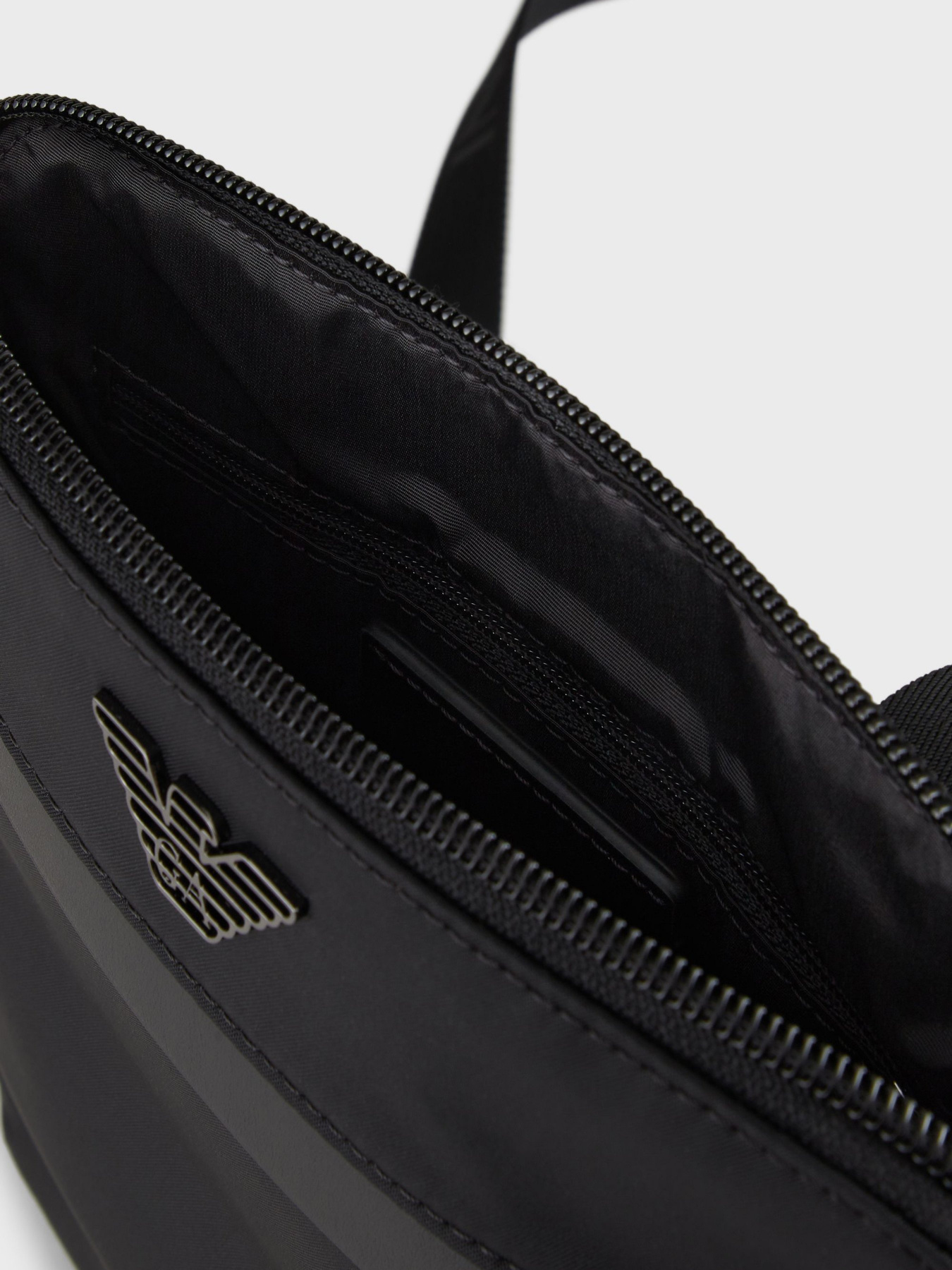 Сумки Emporio Armani модель Y4M185-Y139J-80001 Сумки Emporio Armani модель Y4M185-Y139J-80001 Фото