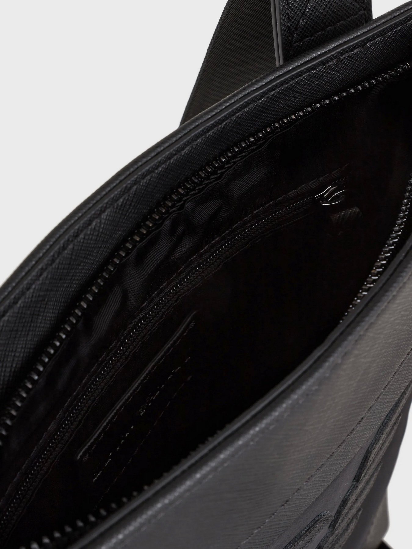 Сумки Emporio Armani модель Y4M185-Y216J-81073 Сумки Emporio Armani модель Y4M185-Y216J-81073 Фото