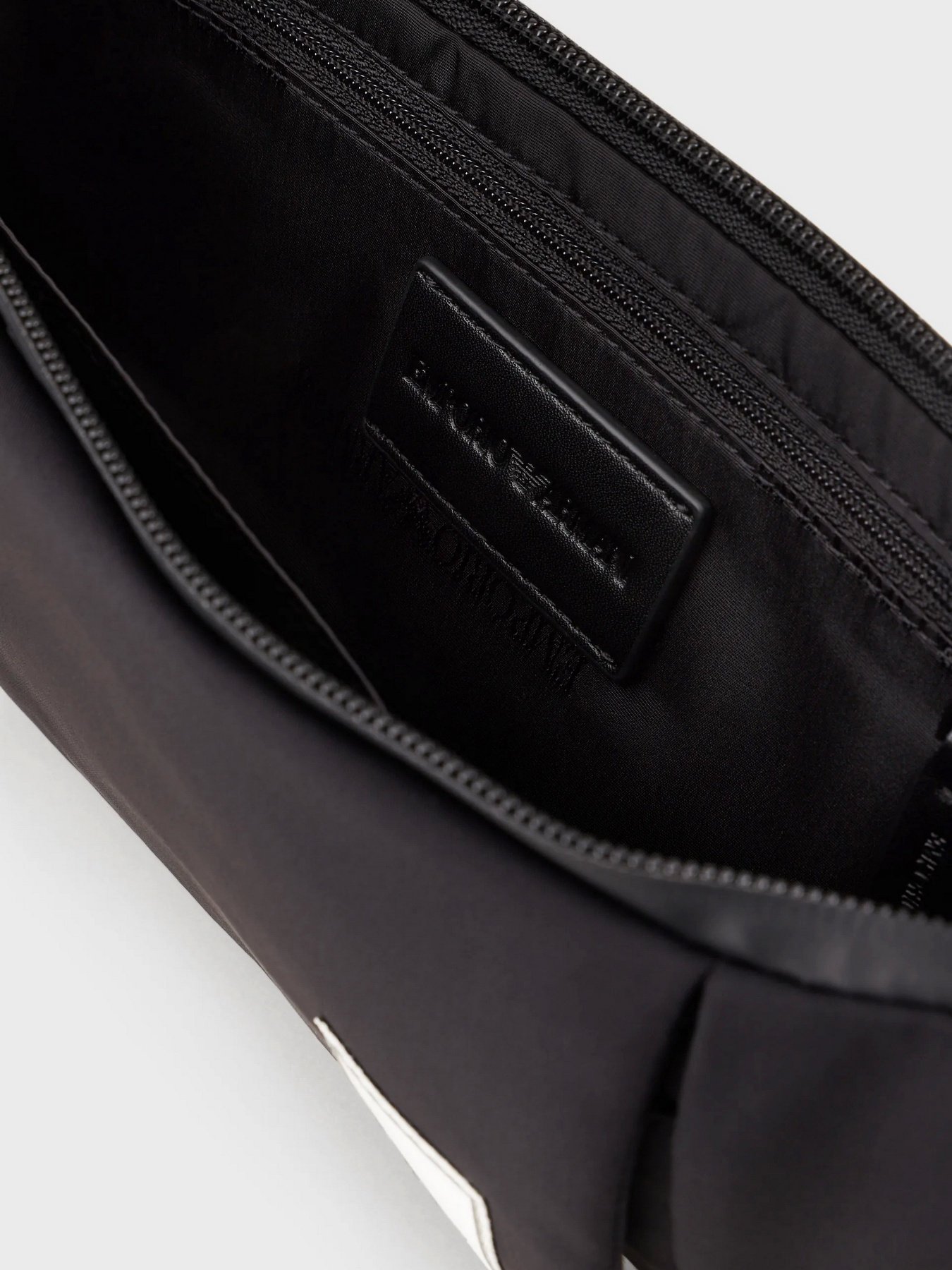 Сумки Emporio Armani Travel Essentials модель Y4O361-Y104V-84084 Фото