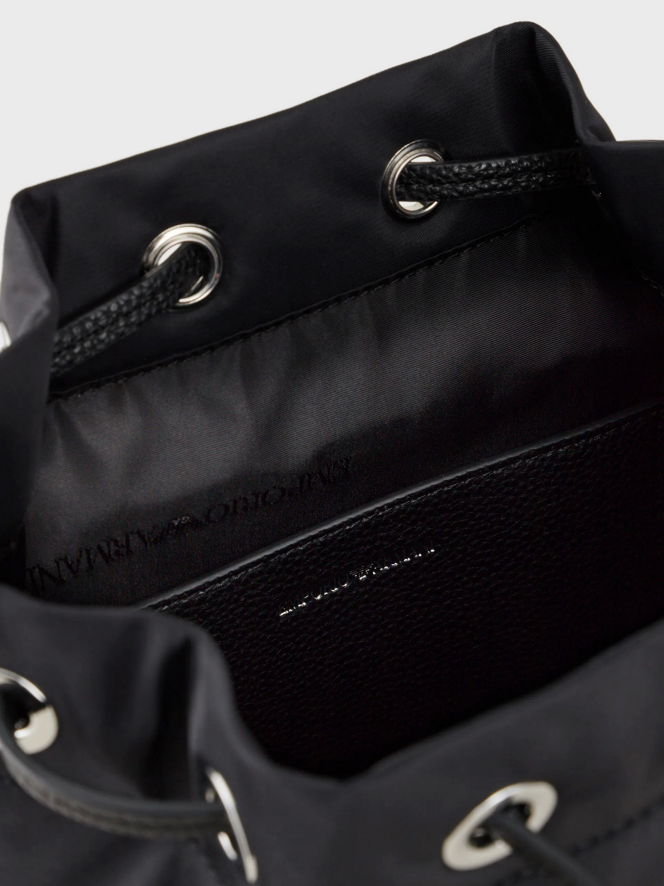 Сумки Emporio Armani Travel Essentials модель Y3E210-YVL7E-80001 Фото