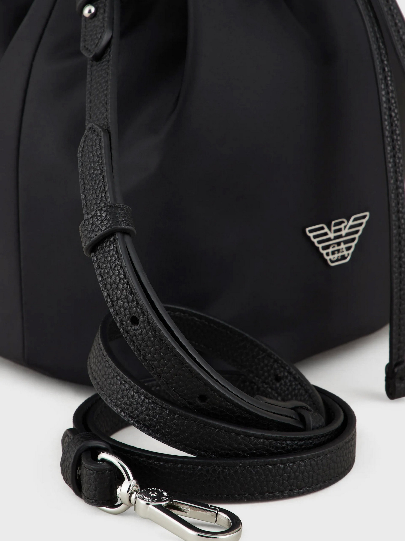 Сумки Emporio Armani Travel Essentials модель Y3E210-YVL7E-80001 Фото