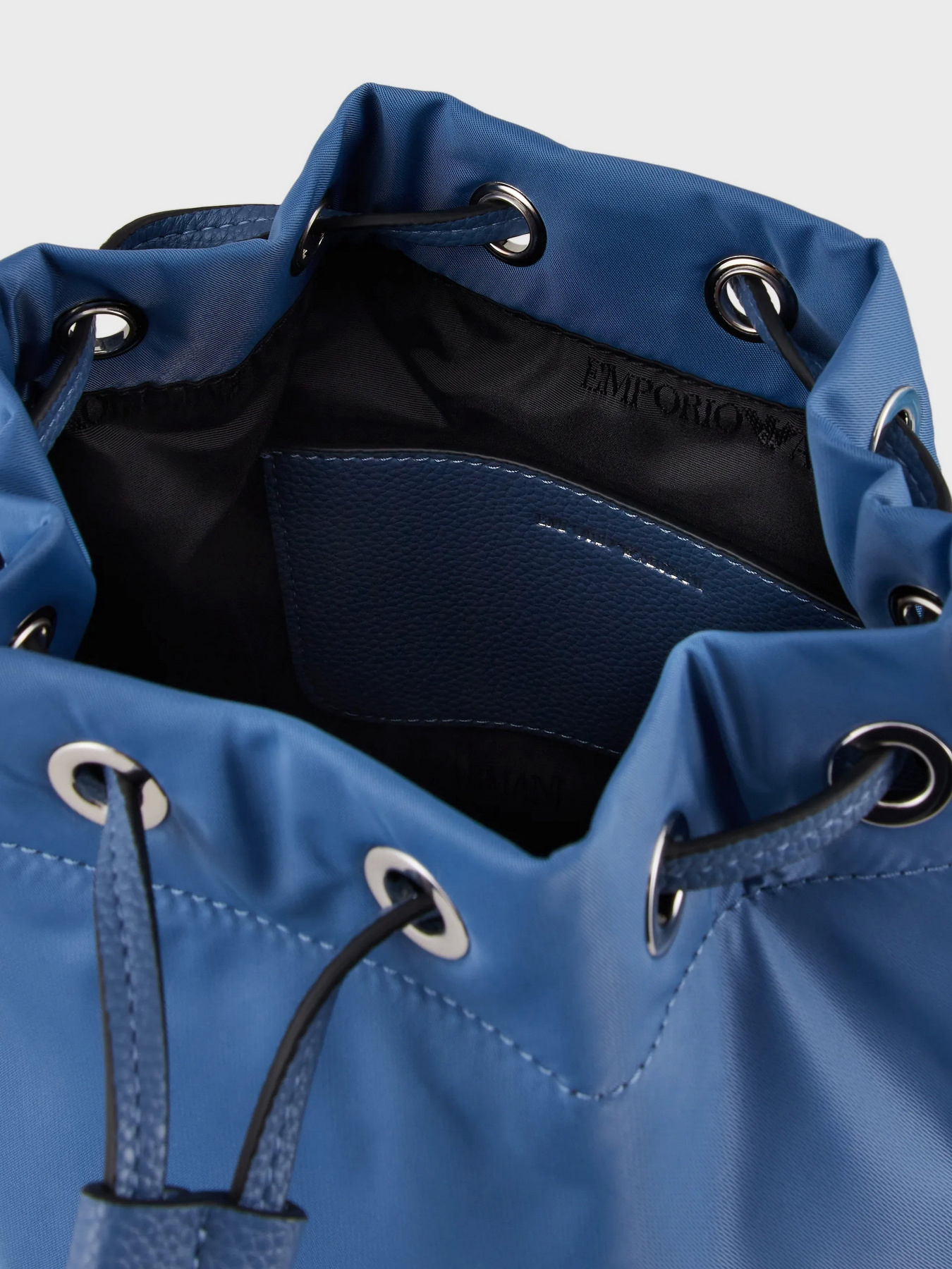 Сумки Emporio Armani Travel Essentials модель Y3E210-YVL7E-80214 Сумки Emporio Armani Travel Essentials модель Y3E210-YVL7E-80214 Фото