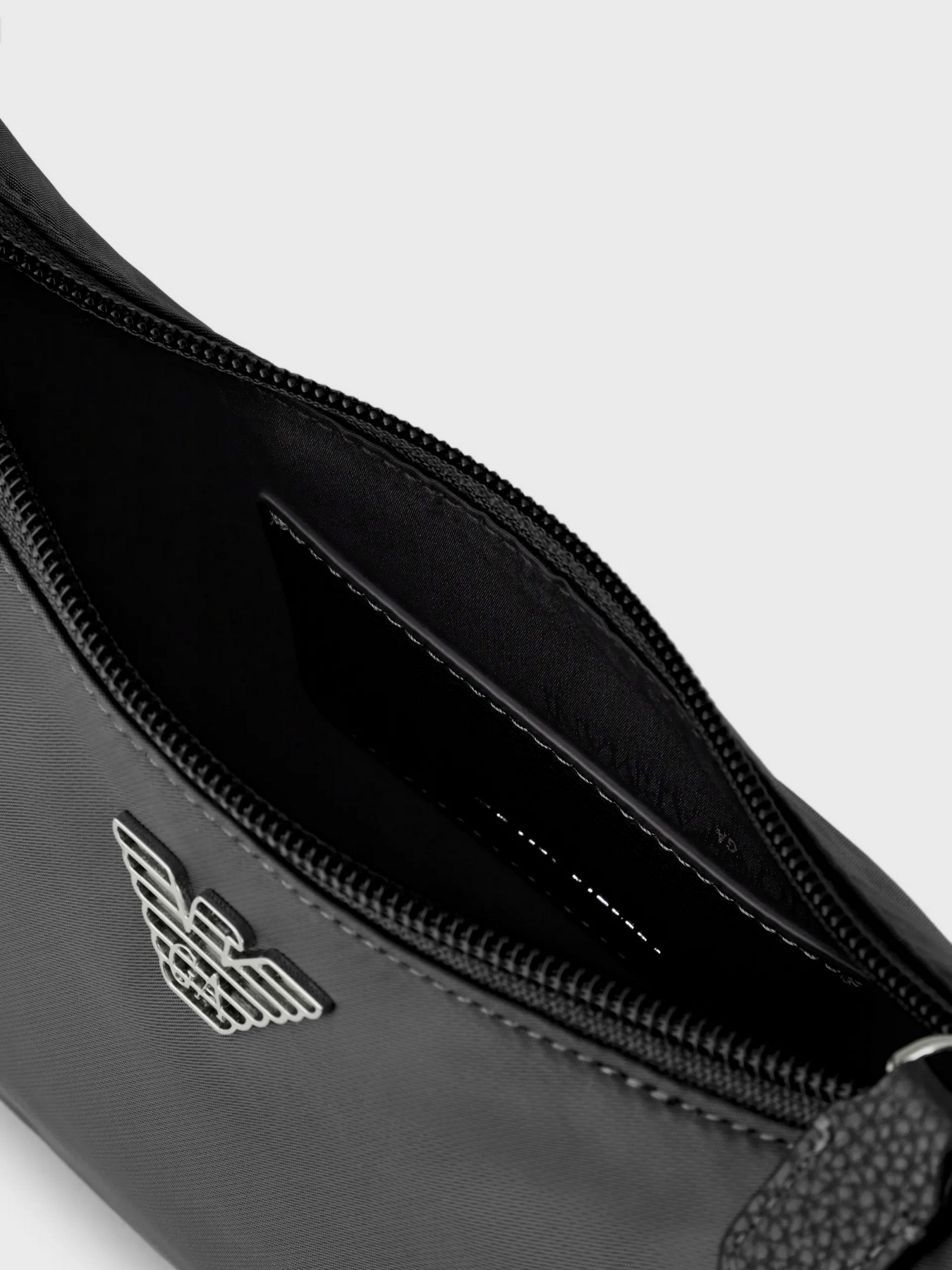 Сумки Emporio Armani Travel Essentials модель Y3H293-YVL7E-80001 Сумки Emporio Armani Travel Essentials модель Y3H293-YVL7E-80001 Фото