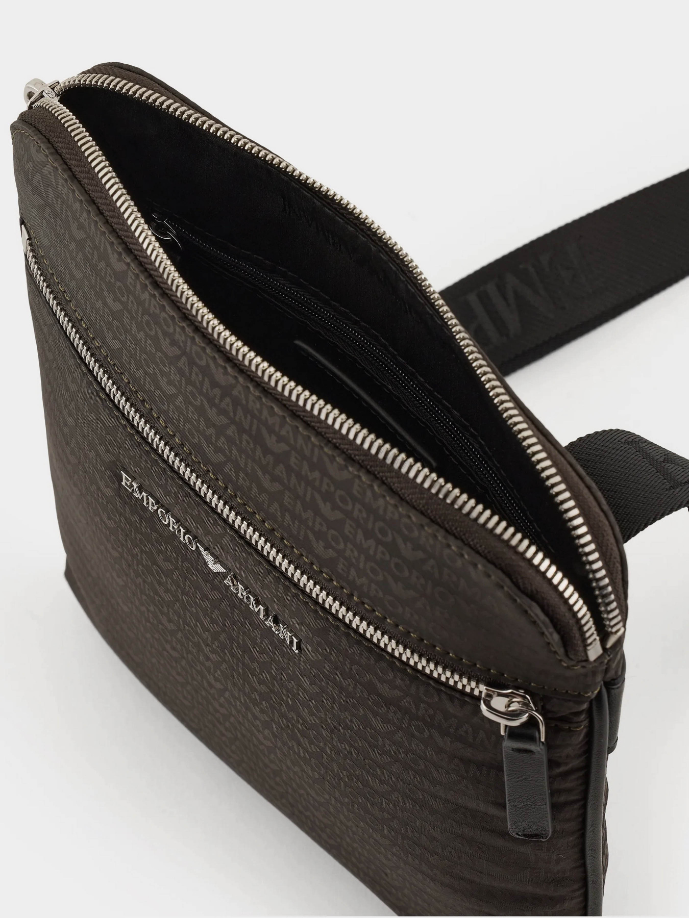 Сумки Emporio Armani модель Y4M425-YQ76E-88294 Сумки Emporio Armani модель Y4M425-YQ76E-88294 Фото