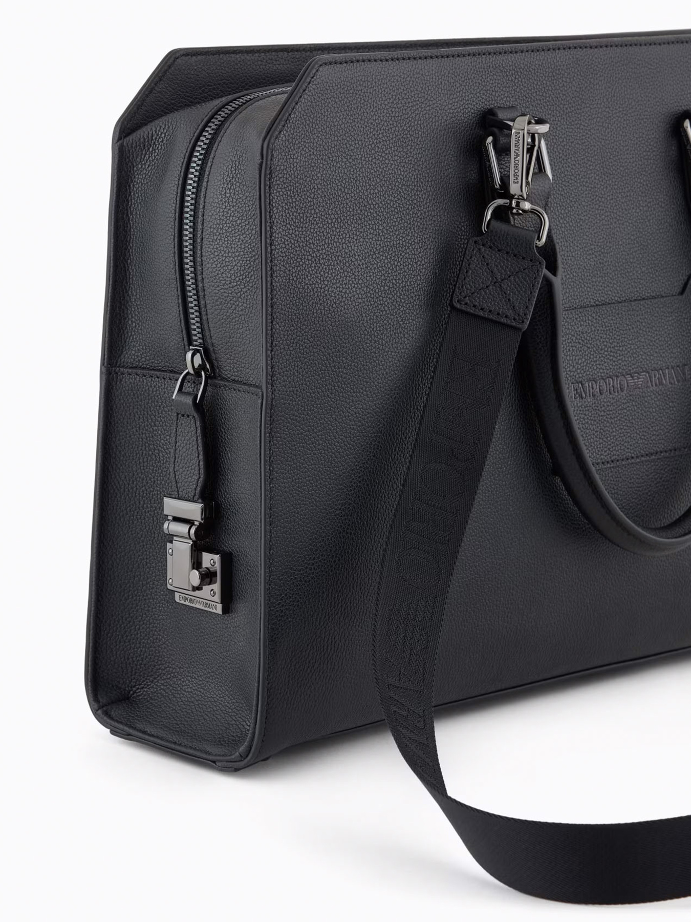 Сумки Emporio Armani модель EM001574-AF13788-UC001 Сумки Emporio Armani модель EM001574-AF13788-UC001 Фото