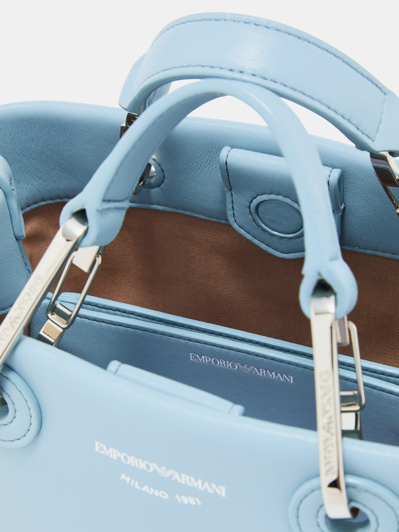 Сумки Emporio Armani модель EW000382-AF18673-U9285 Сумки Emporio Armani модель EW000382-AF18673-U9285 Фото