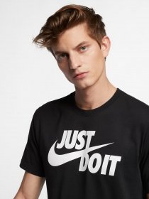 Футболки и поло NIKE NSW TEE JUST DO IT SWOOSH модель AR5006-011 Фото