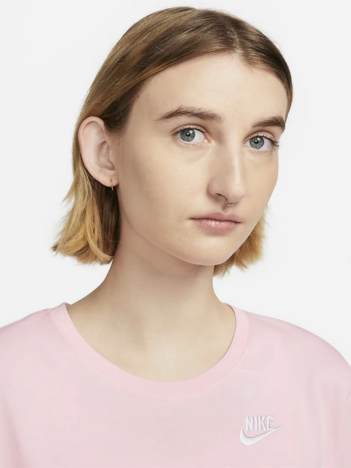 Футболки і поло NIKE W NSW TEE CLUB модель DX7902-690 Футболки і поло NIKE W NSW TEE CLUB модель DX7902-690 Фото