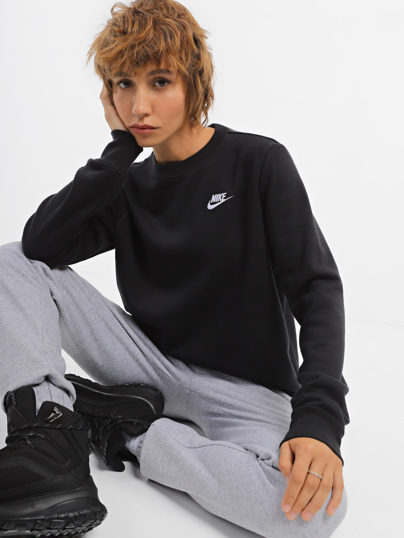 Худі та світшоти NIKE Sportswear Club Fleece Crewneck модель DQ5473-010 Фото