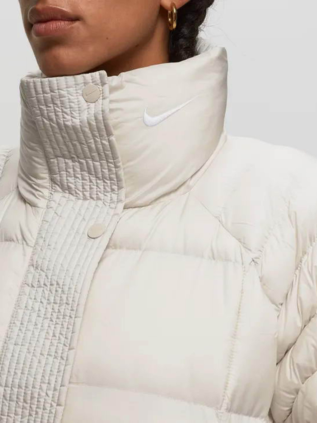 Куртки та дублянки NIKE Sportswear Swoosh Puffer PrimaLoft® модель FB7670-104 Куртки та дублянки NIKE Sportswear Swoosh Puffer PrimaLoft® модель FB7670-104 Фото