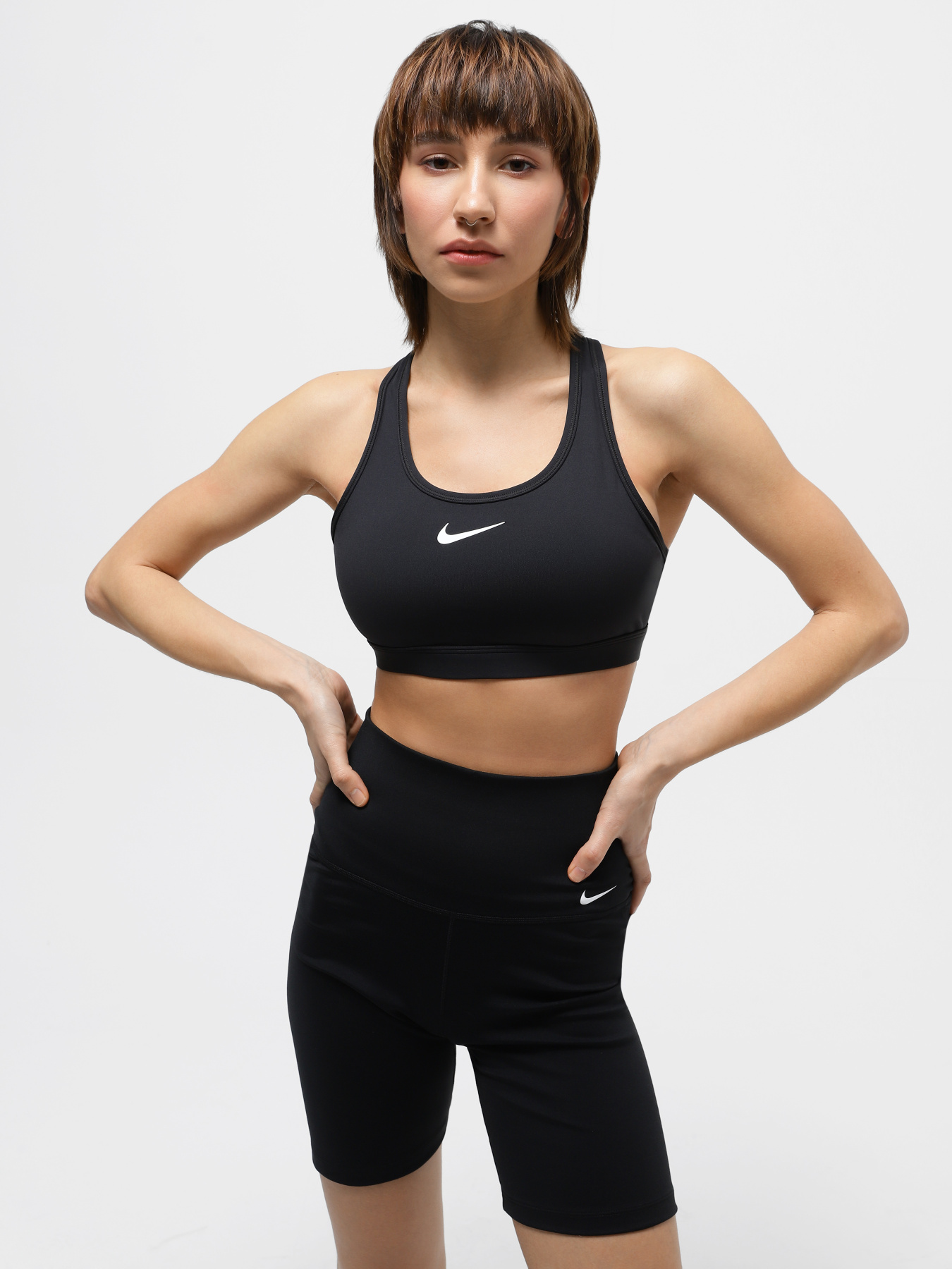 Футболки и поло NIKE SWSH MED SPT BRA модель DX6821-010 Футболки и поло NIKE SWSH MED SPT BRA модель DX6821-010 Фото
