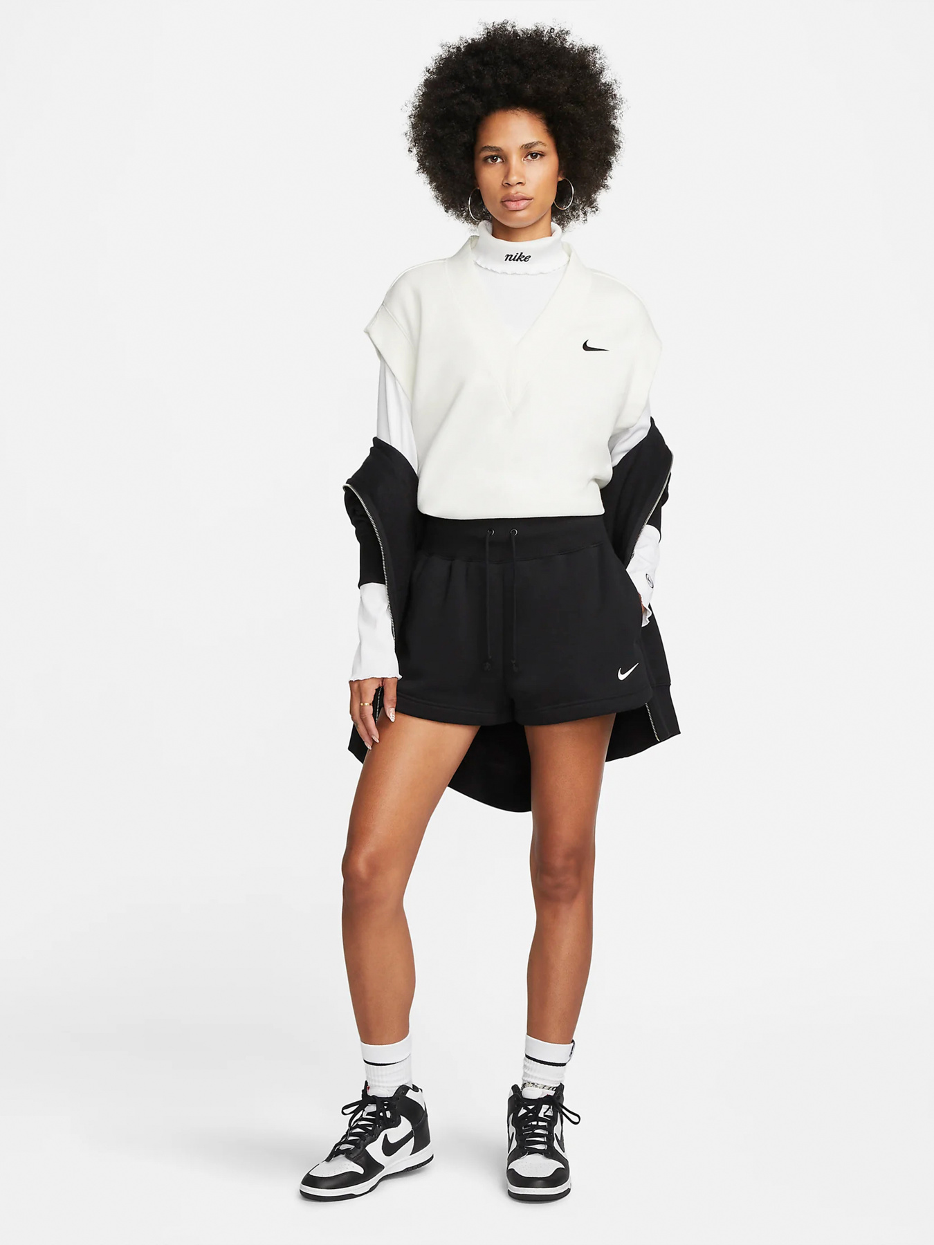 Шорты NIKE NSW PHOENIX FLEECE HIGH-RISE модель FD1409-010 Шорты NIKE NSW PHOENIX FLEECE HIGH-RISE модель FD1409-010 Фото