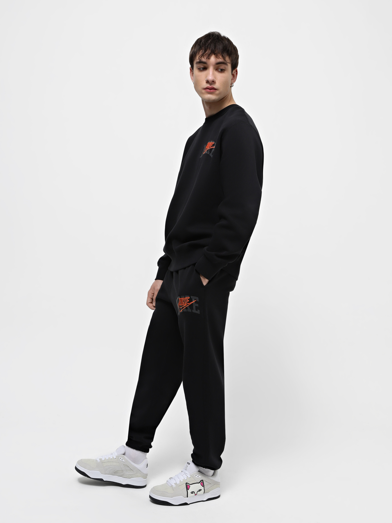 Штани NIKE CLUB FLEECE CUFFED модель FV4453-010 Штани NIKE CLUB FLEECE CUFFED модель FV4453-010 Фото
