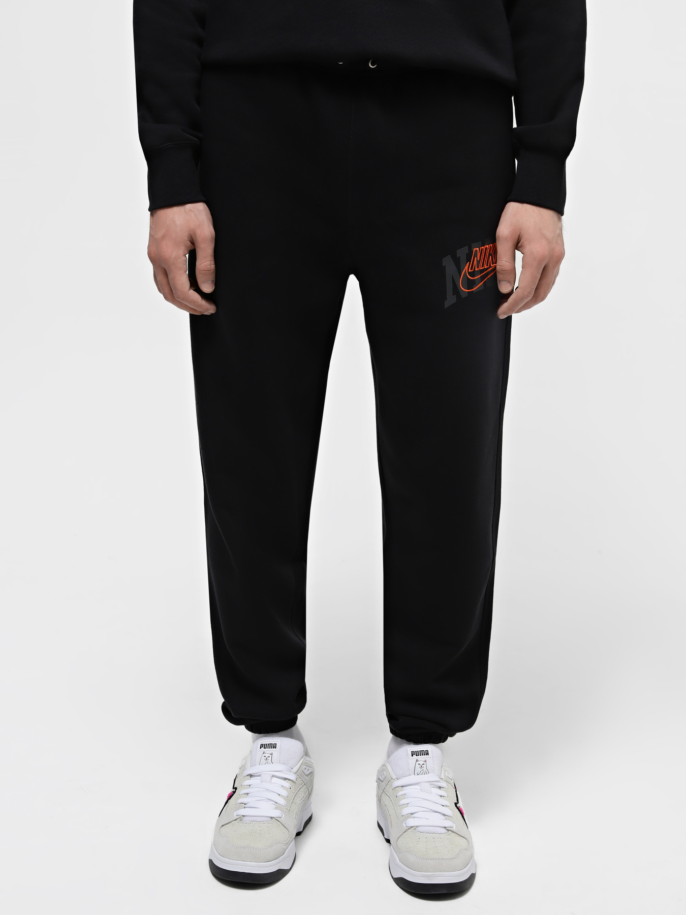 Штани NIKE CLUB FLEECE CUFFED модель FV4453-010 Штани NIKE CLUB FLEECE CUFFED модель FV4453-010 Фото