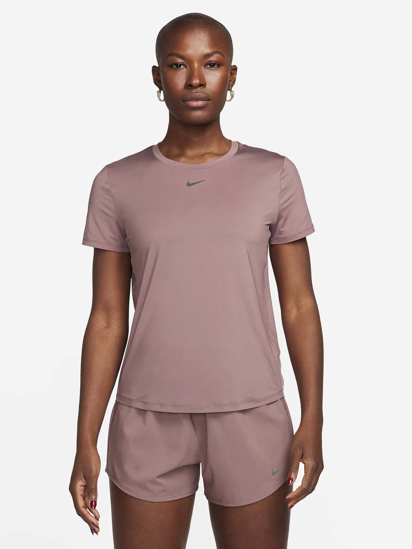 Футболки и поло NIKE ONE CLASSIC DF SS модель FN2798-208 Футболки и поло NIKE ONE CLASSIC DF SS модель FN2798-208 Фото