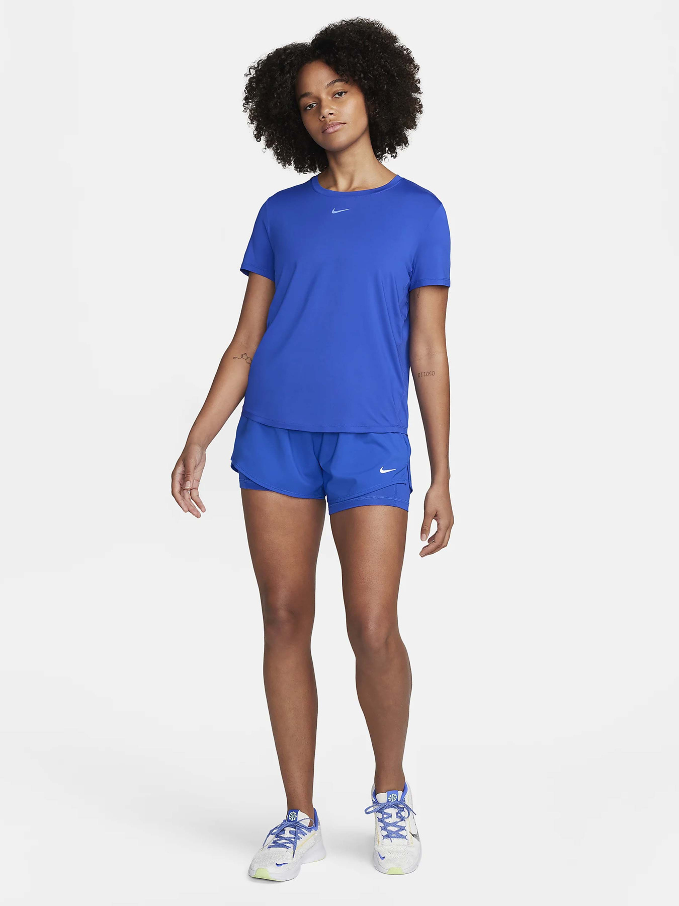 Футболки и поло NIKE ONE CLASSIC DF SS модель FN2798-405 Футболки и поло NIKE ONE CLASSIC DF SS модель FN2798-405 Фото
