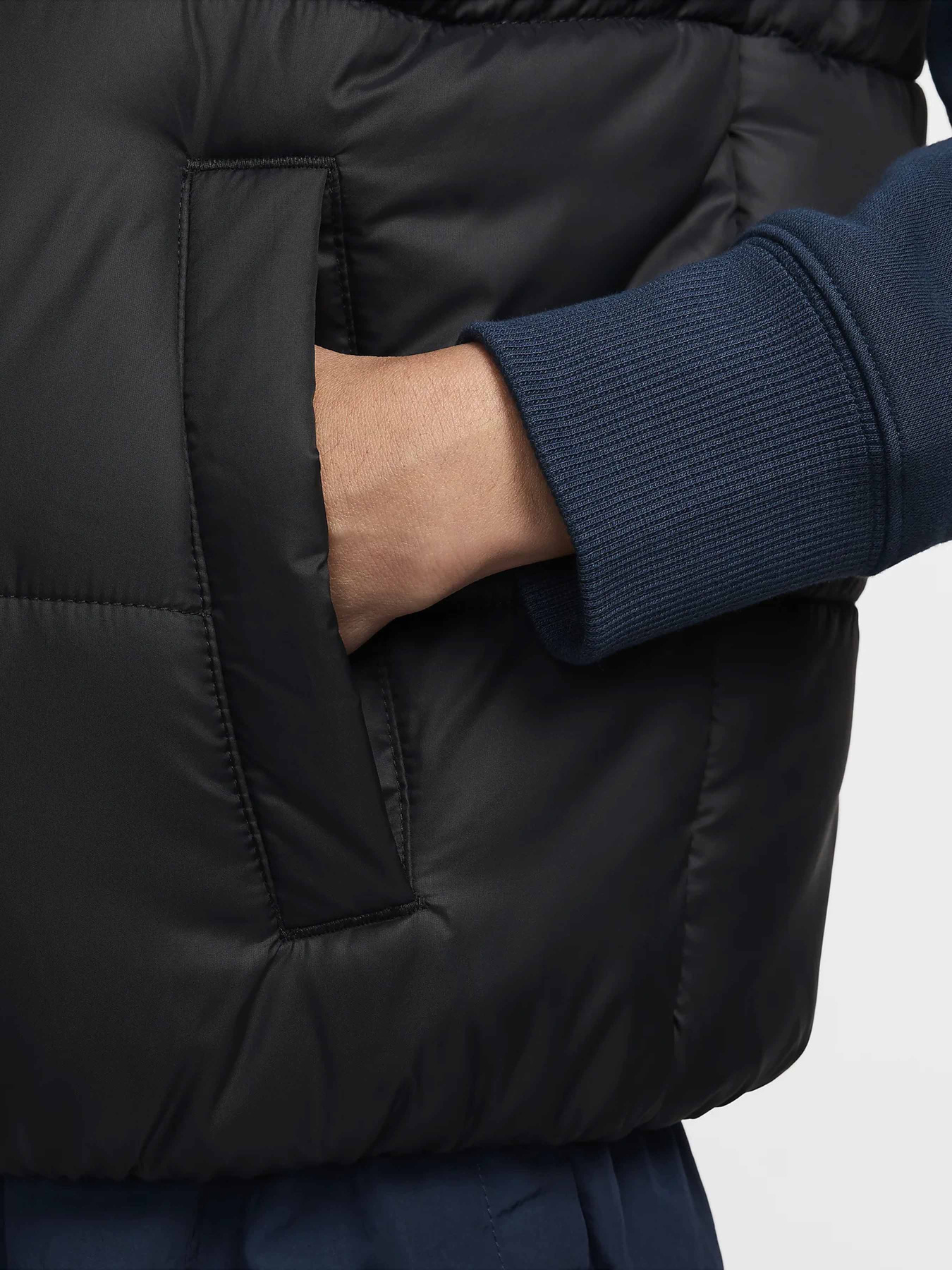 Куртки та дублянки NIKE SPORTSWEAR CLASSIC PUFFER THER модель FZ5922-010 Фото