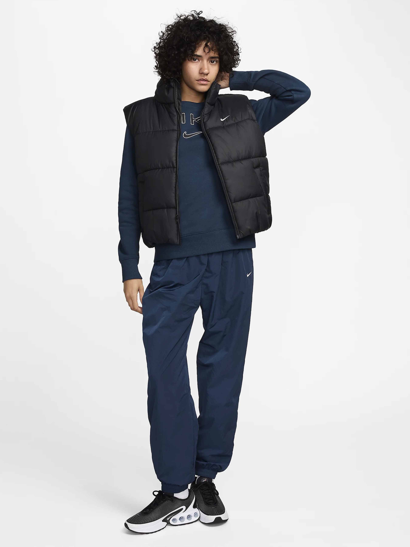 Куртки та дублянки NIKE SPORTSWEAR CLASSIC PUFFER THER модель FZ5922-010 Фото