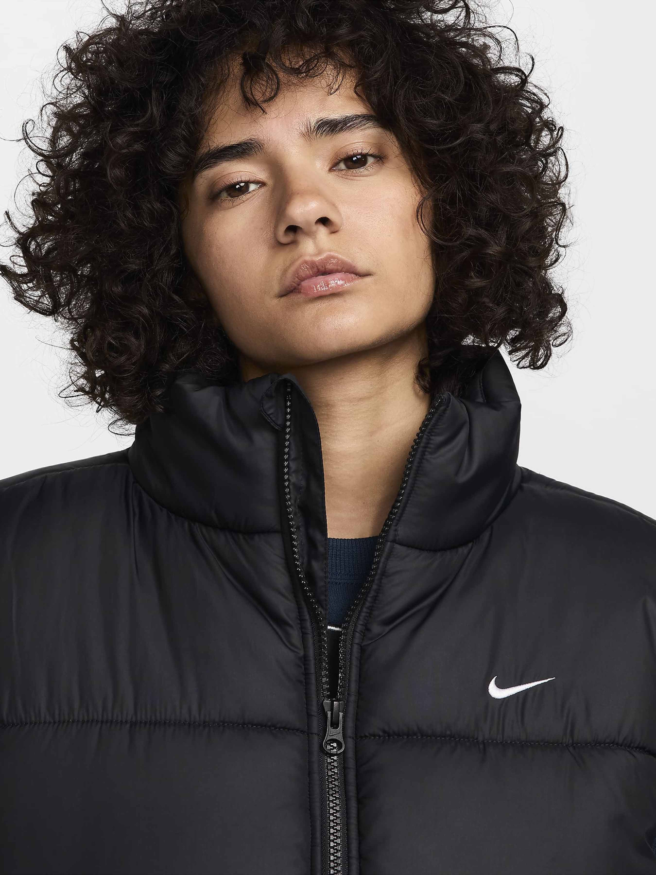 Куртки та дублянки NIKE SPORTSWEAR CLASSIC PUFFER THER модель FZ5922-010 Фото