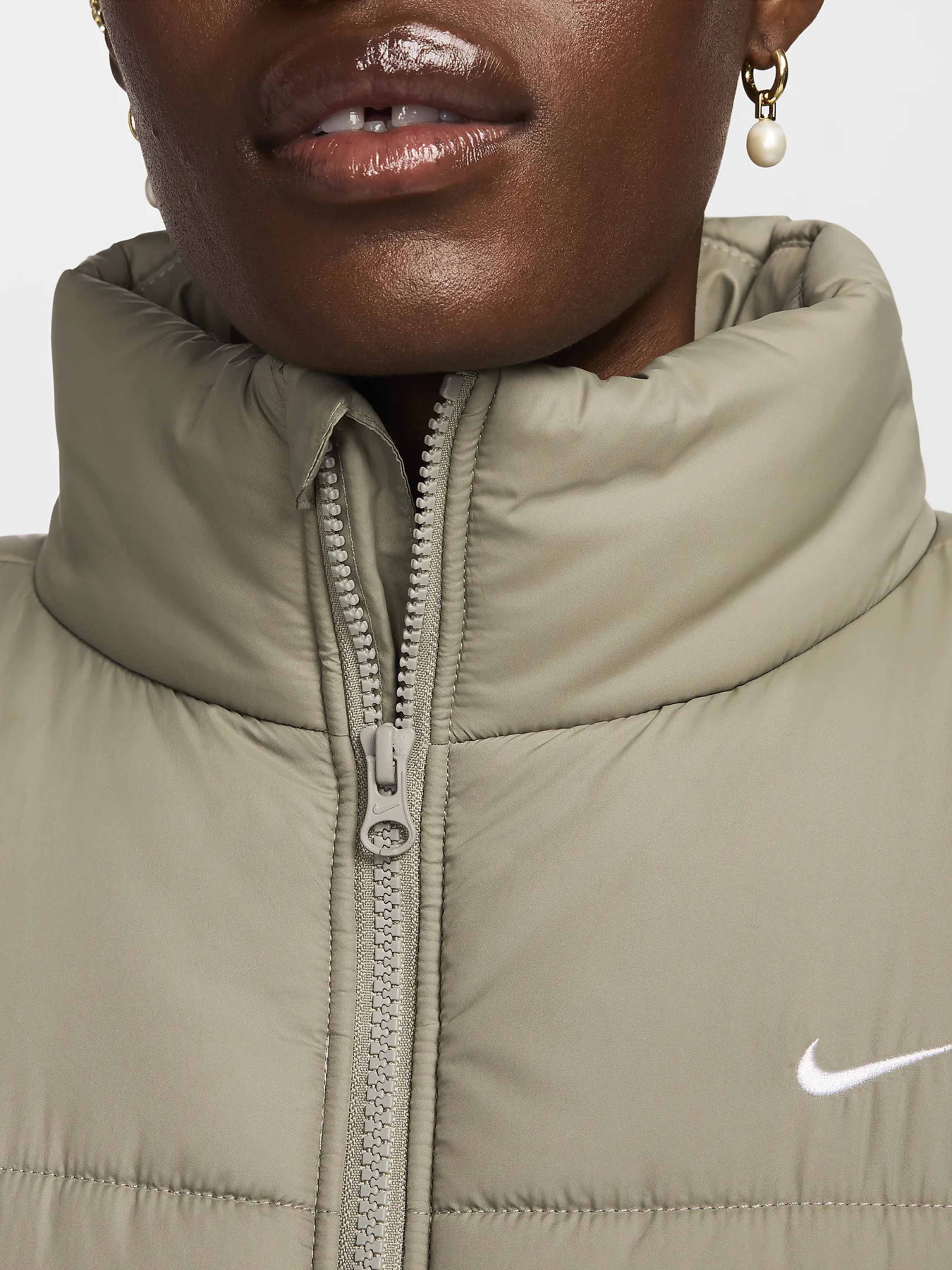 Куртки та дублянки NIKE SPORTSWEAR CLASSIC PUFFER THER модель FZ5922-320 Куртки та дублянки NIKE SPORTSWEAR CLASSIC PUFFER THER модель FZ5922-320 Фото
