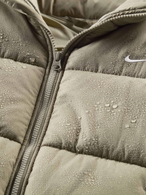 Куртки та дублянки NIKE SPORTSWEAR CLASSIC PUFFER THER модель FZ5922-320 Фото