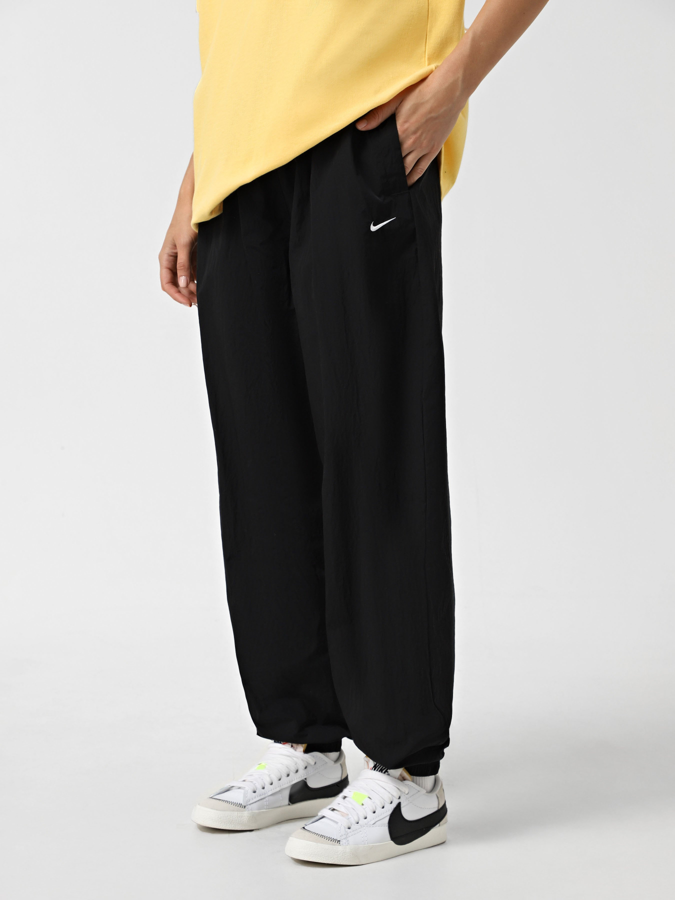 Брюки NIKE SPORTSWEAR ESSENTIAL модель FV7668-010 Фото