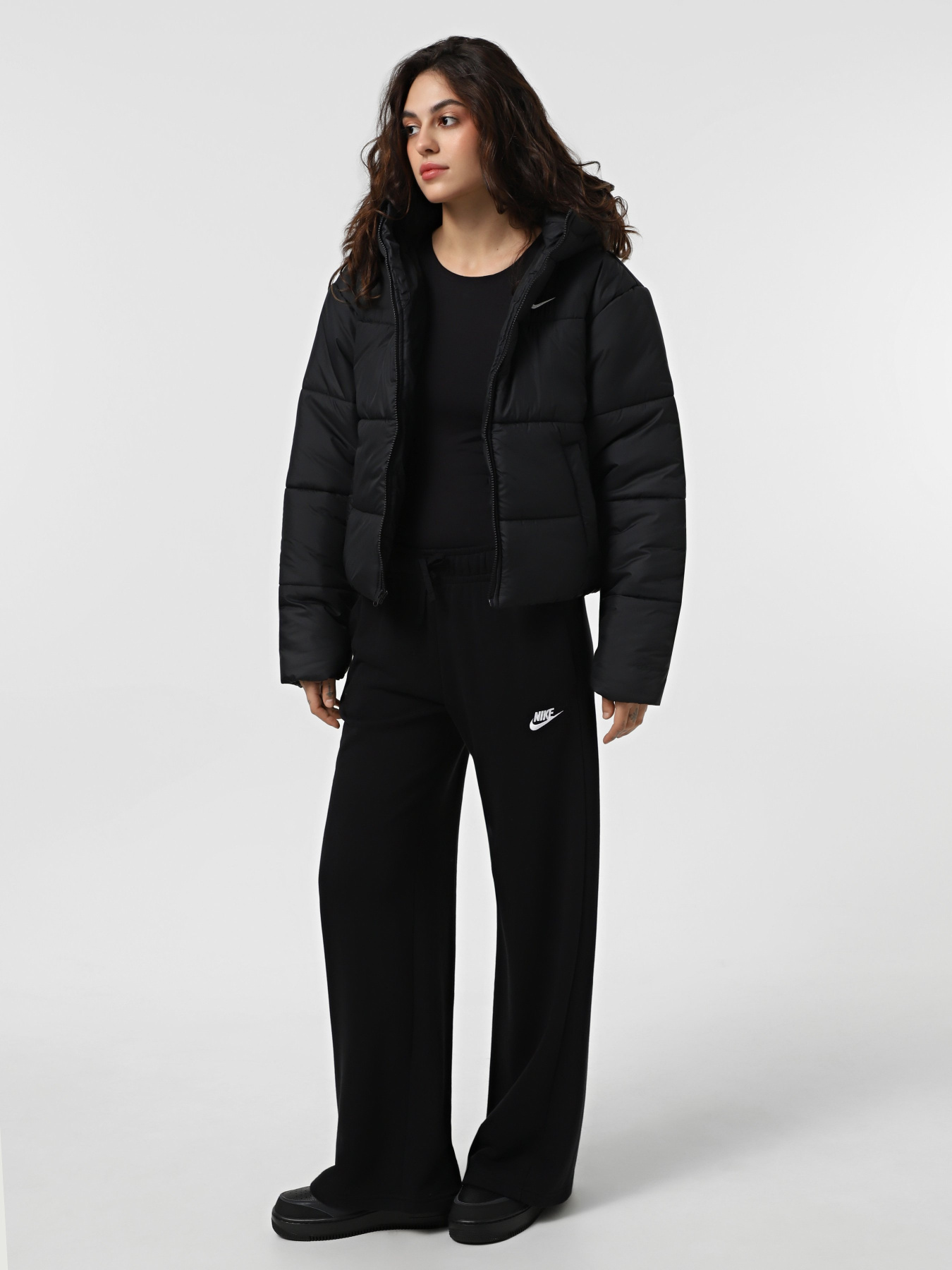 Куртки и дубленки NIKE SPORTSWEAR CLASSIC PUFFER THER модель FZ5899-010 Куртки и дубленки NIKE SPORTSWEAR CLASSIC PUFFER THER модель FZ5899-010 Фото