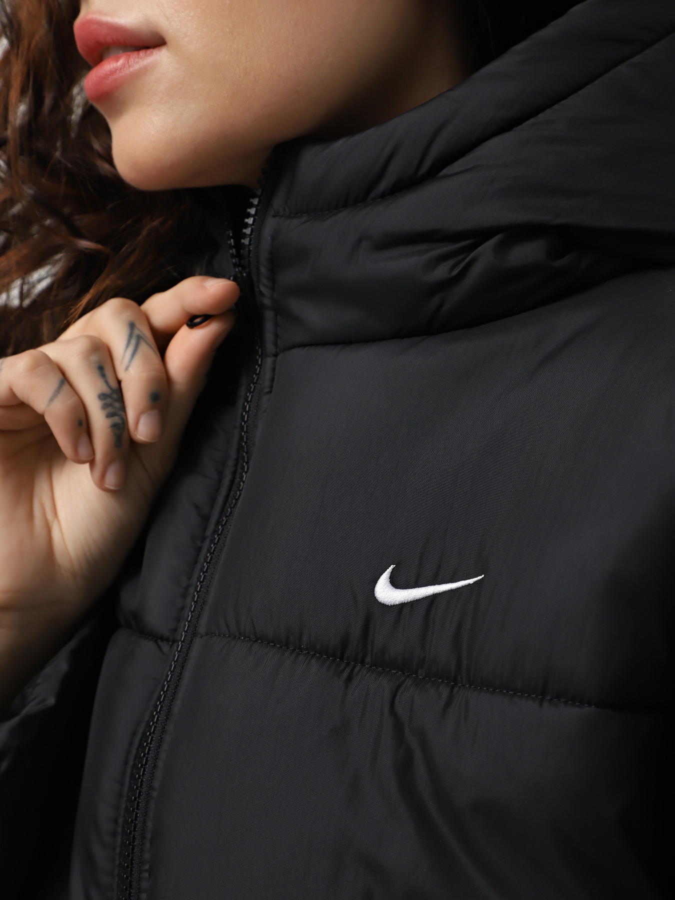 Куртки и дубленки NIKE SPORTSWEAR CLASSIC PUFFER THER модель FZ5899-010 Куртки и дубленки NIKE SPORTSWEAR CLASSIC PUFFER THER модель FZ5899-010 Фото