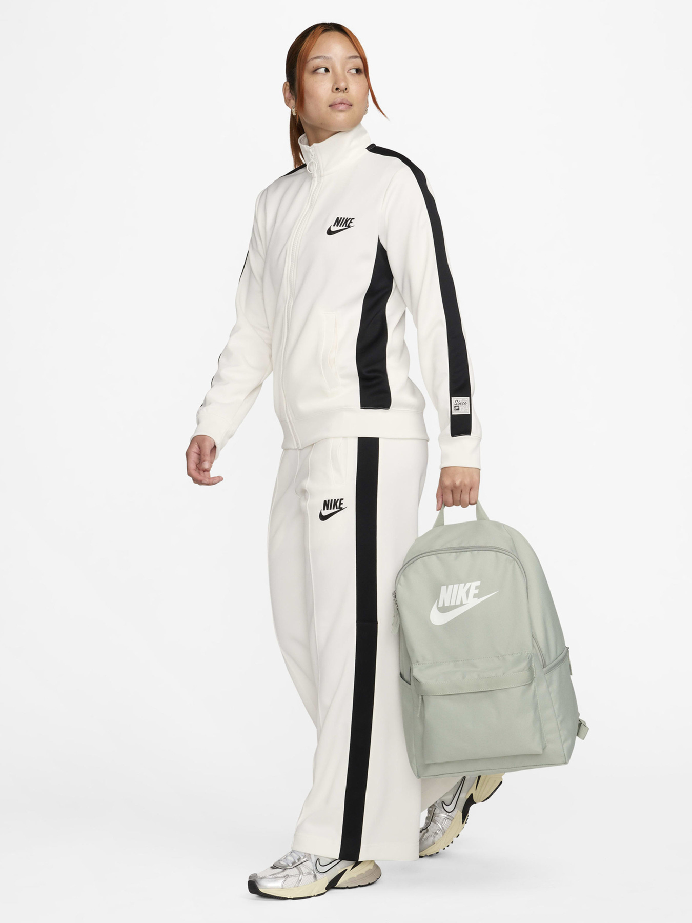 Рюкзаки NIKE HERITAGE 25L модель DC4244-370 Фото