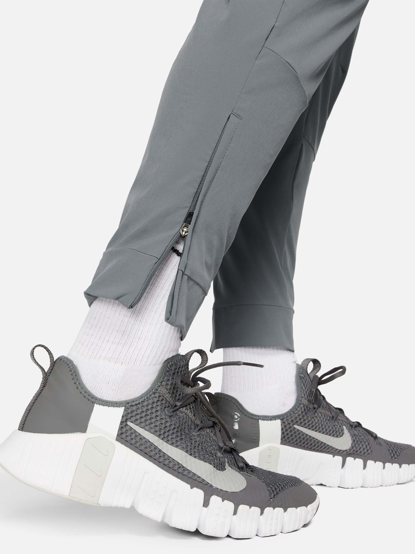 Штани NIKE DRI-FIT UNLIMITED TAPERED LEG модель FB7548-084 Фото