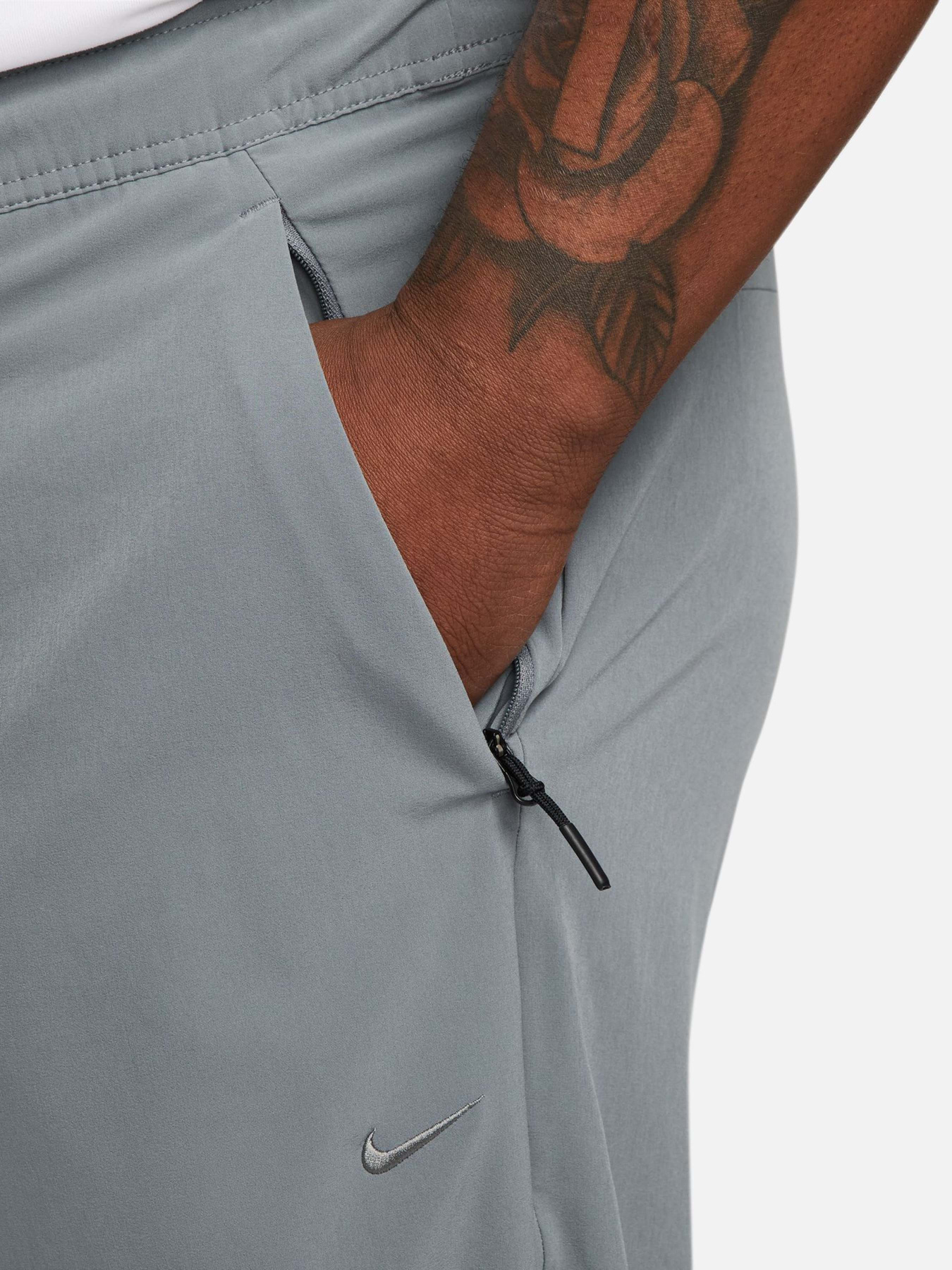 Штани NIKE DRI-FIT UNLIMITED TAPERED LEG модель FB7548-084 Фото
