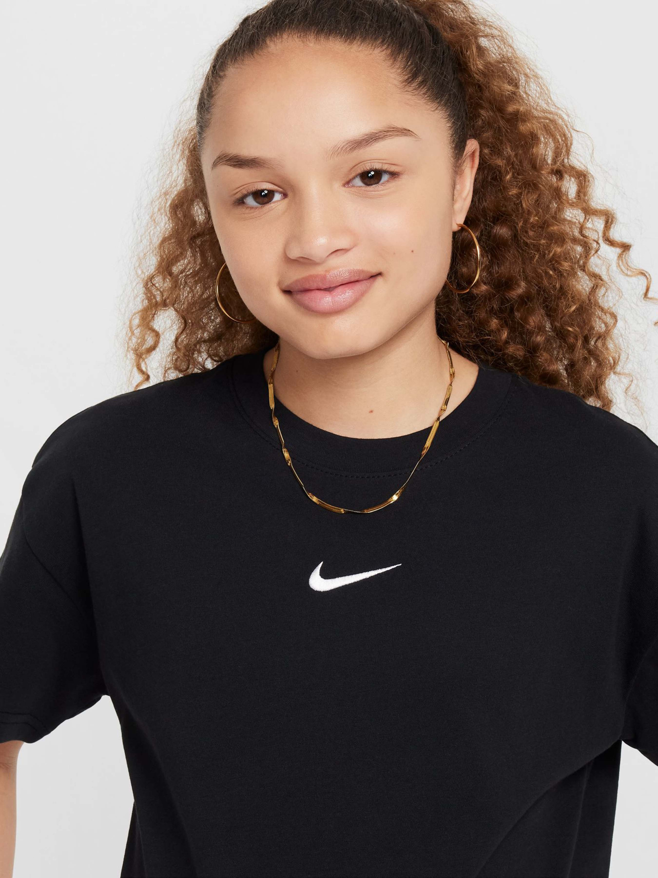 Футболки і поло NIKE ESSENTIAL модель FZ5539-010 Футболки і поло NIKE ESSENTIAL модель FZ5539-010 Фото