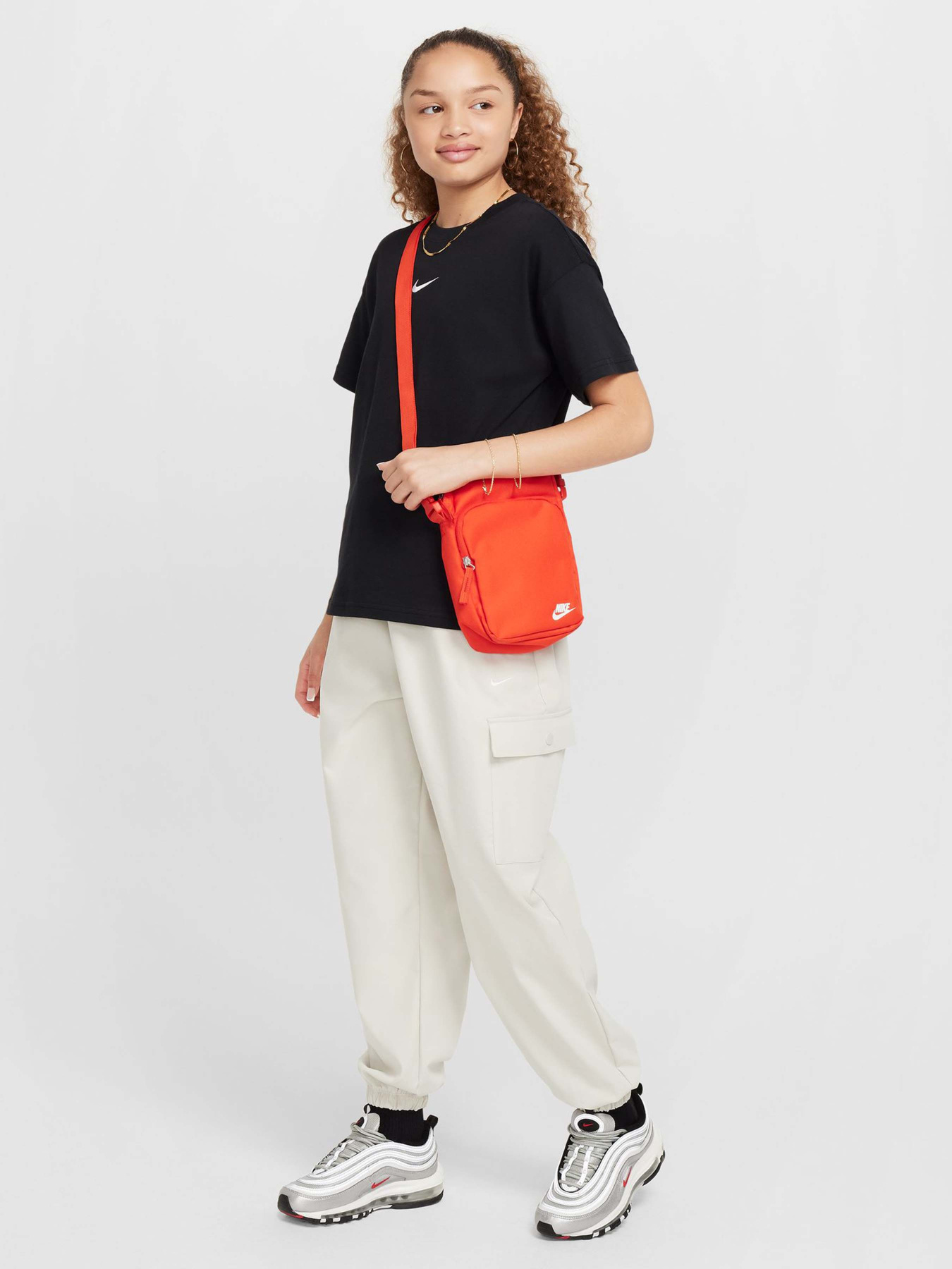 Футболки і поло NIKE ESSENTIAL модель FZ5539-010 Футболки і поло NIKE ESSENTIAL модель FZ5539-010 Фото