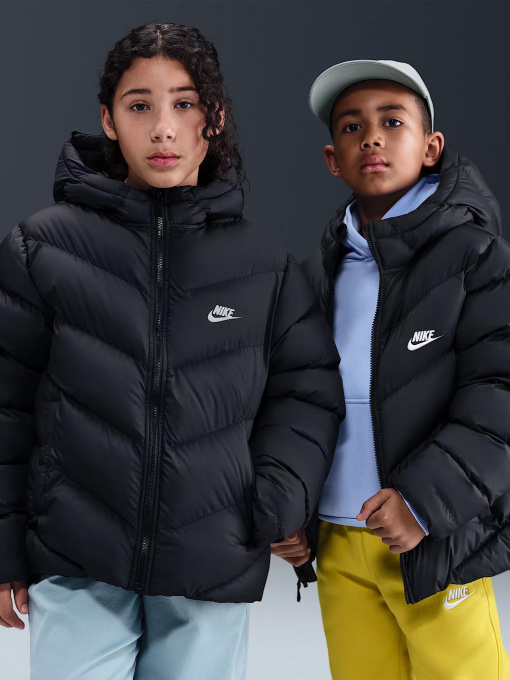 Куртки та дублянки NIKE Sportswear All Day Play
Older Kids' Therma-FIT Loose-Fit Puffer Jacket модель HQ4976-010 Фото